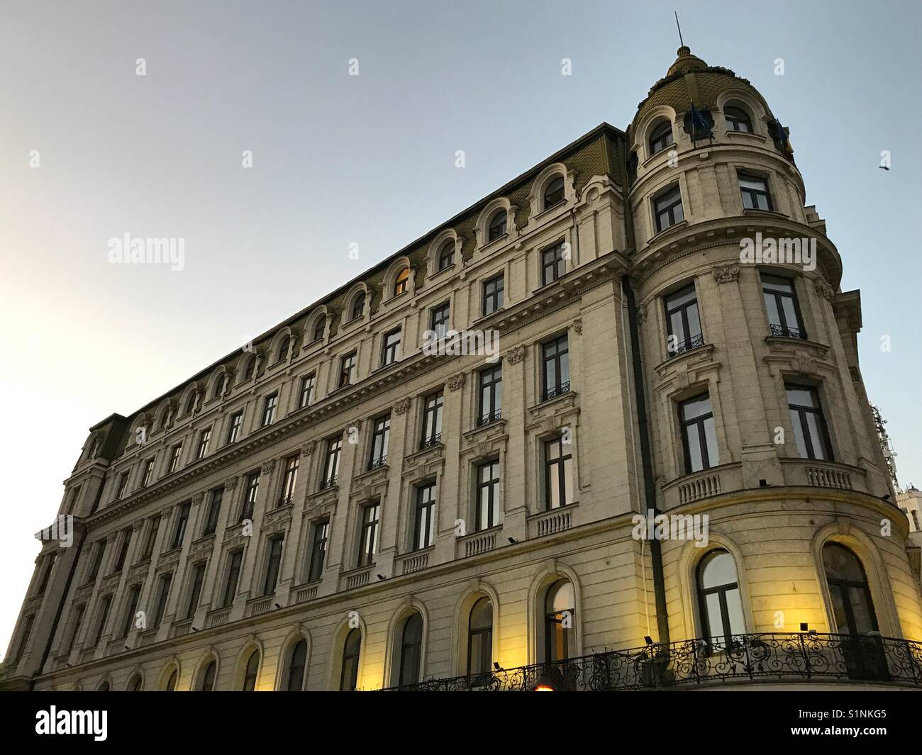 Vecchio edificio nel centro di Bucarest, Romania - Immagine stock catturata con smartphone
