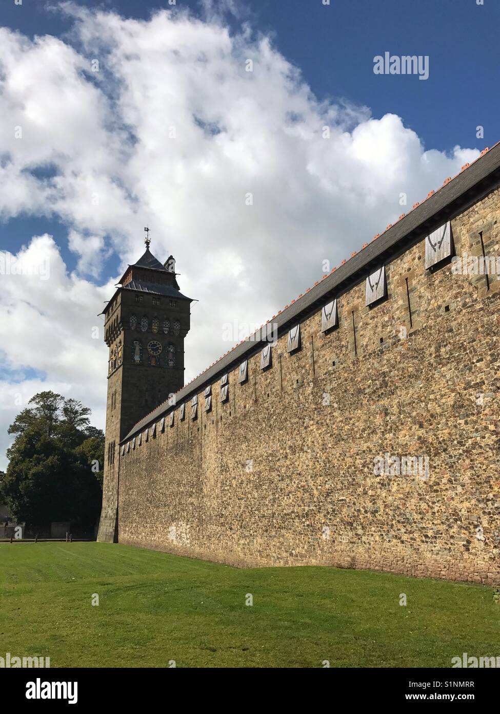 Vista della parete principale e la torre del Castello di Cardiff - Immagine stock catturata con smartphone
