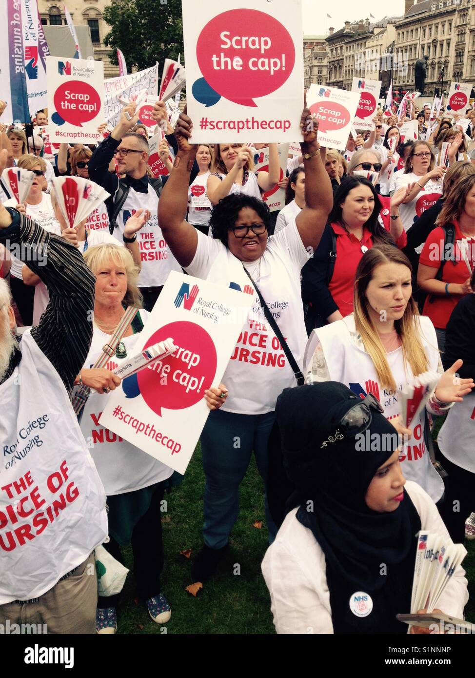 I rottami il cappuccio la protesta contro il 1% del valore limite per gli aumenti di stipendio per gli infermieri tenutosi in Piazza del Parlamento, Londra. Settembre 6, 2017 Foto Stock