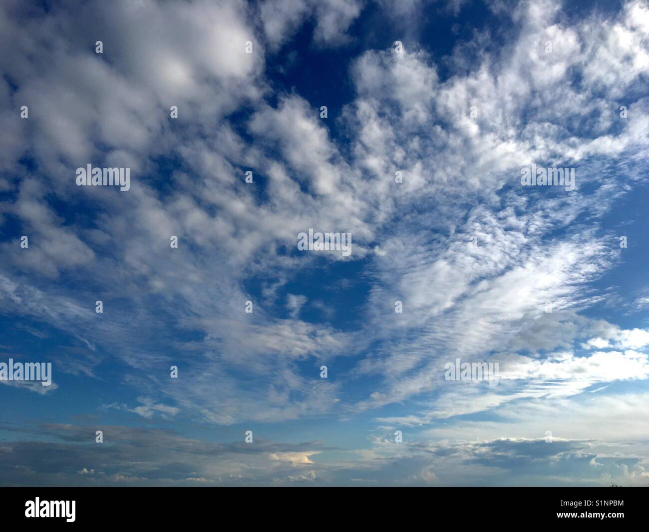 Foro nella nuvola al di sopra di Shropshire, Inghilterra, Regno Unito - Immagine stock catturata con smartphone