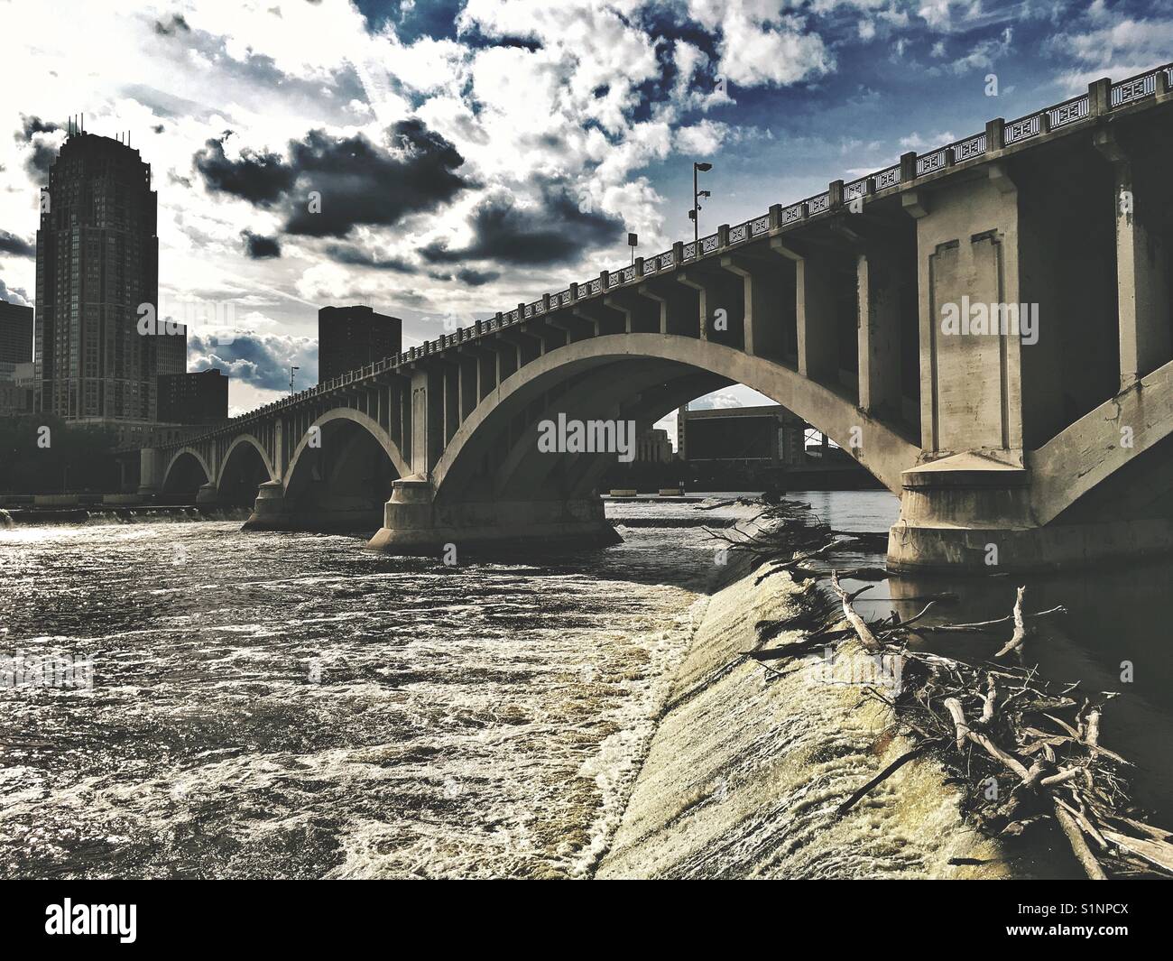 Ponte sul fiume Mississippi in Minneapolis Minnesota, Stati Uniti d'America Foto Stock