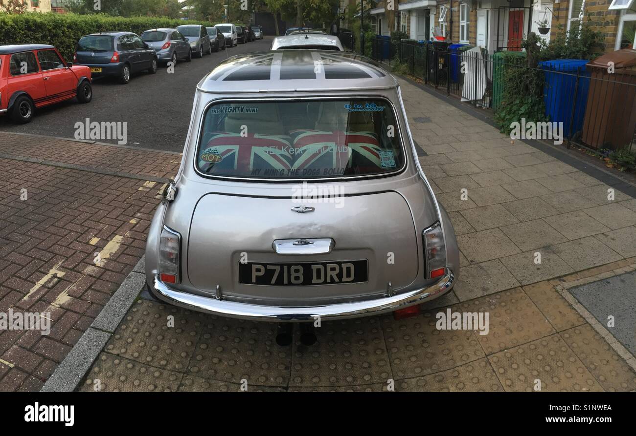 Vintage Mini Cooper auto nella parte anteriore del London House Foto Stock