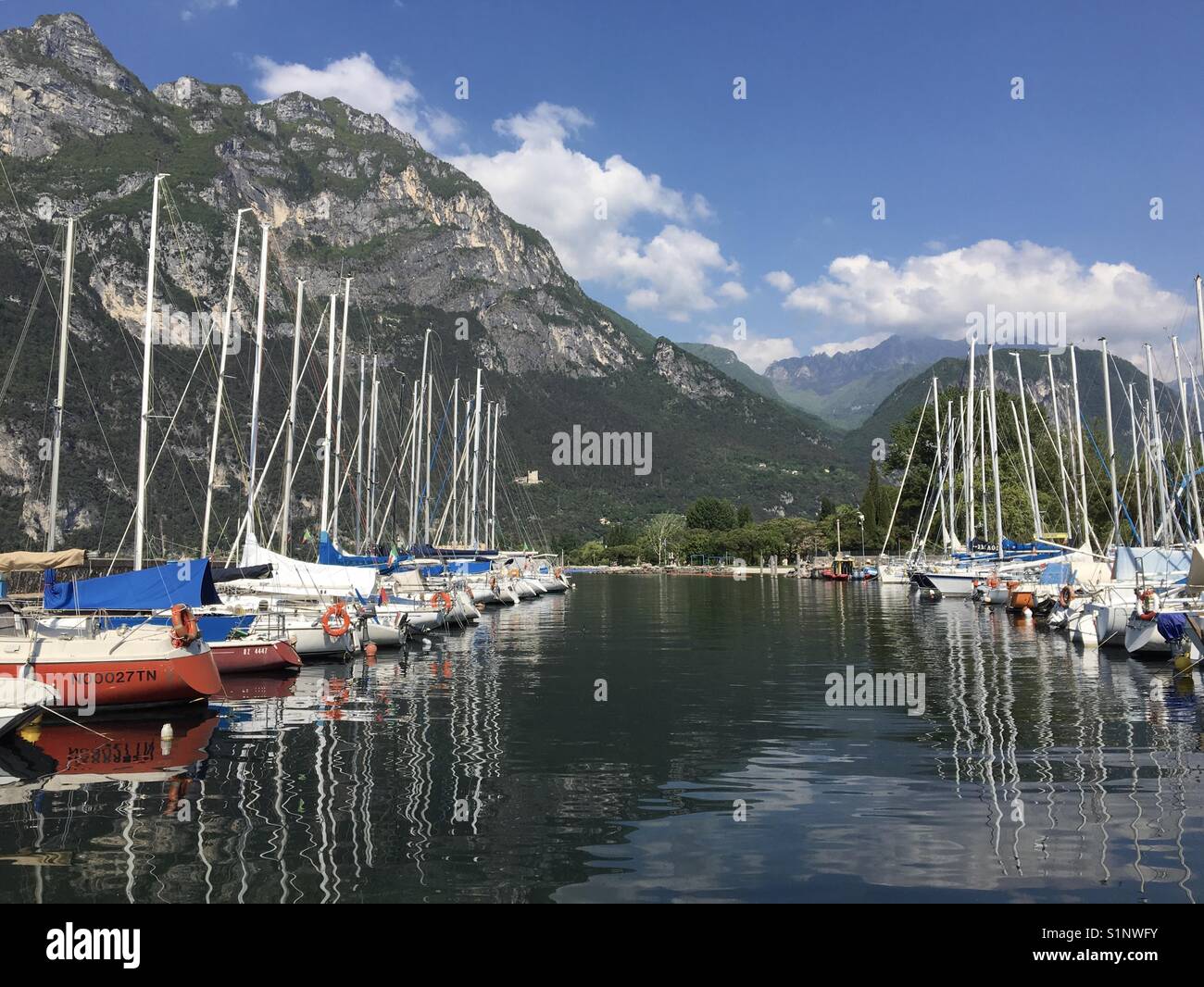 Le barche nel porto di Riva del Garda sul Lago di Garda, Italia Foto Stock