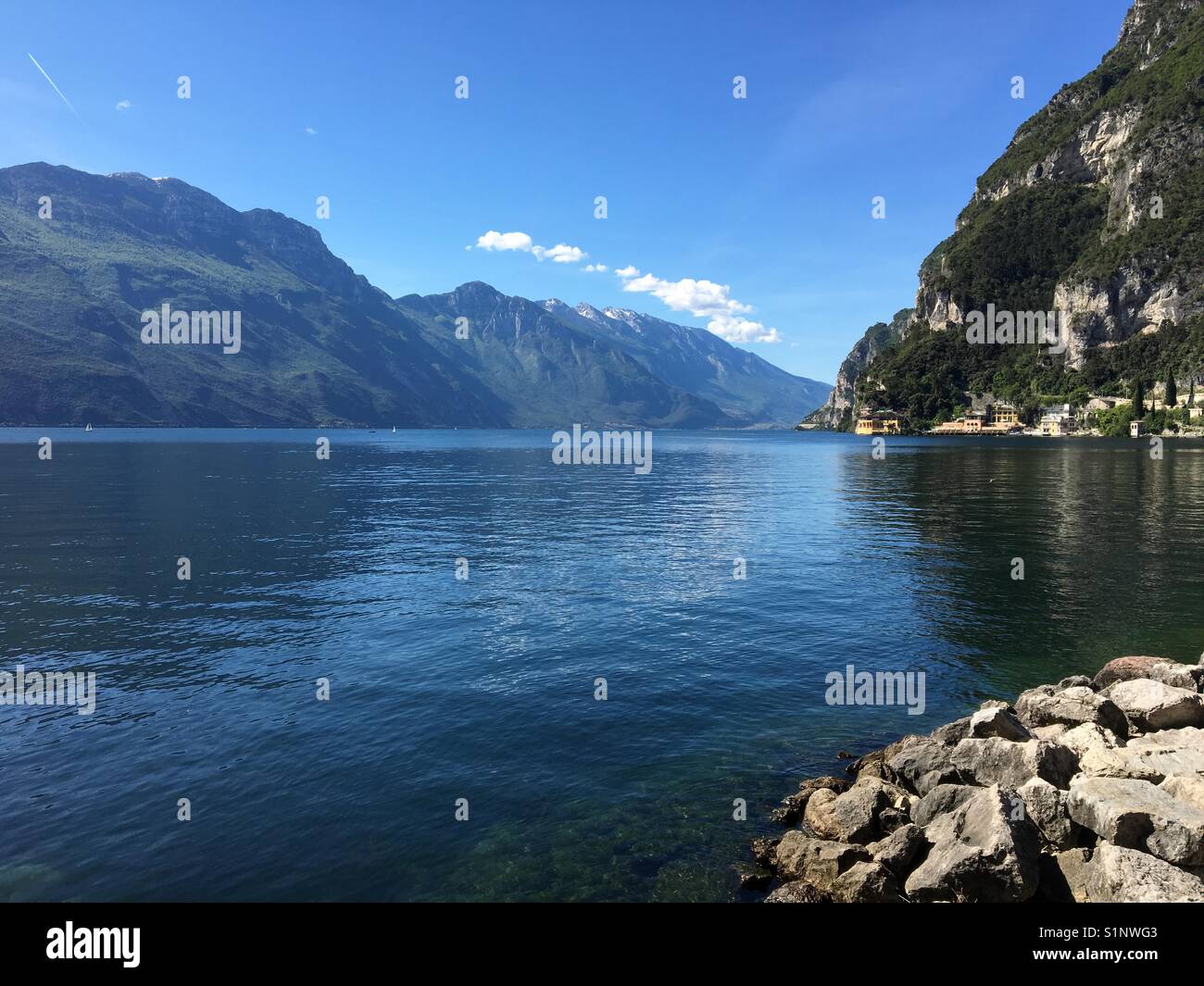 Acque ancora sul pittoresco Lago di Garda Foto Stock