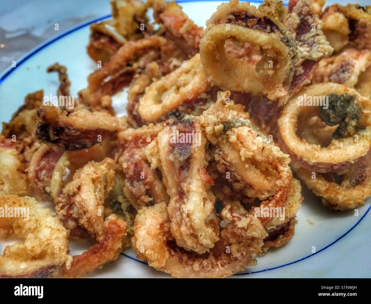 Tapas spagnole. escombros o fritte calamaretti Foto Stock