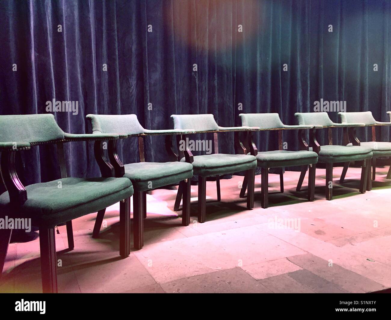 Sedie allineate sul palcoscenico del teatro locale play house, new york, Stati Uniti d'America - Immagine stock catturata con smartphone