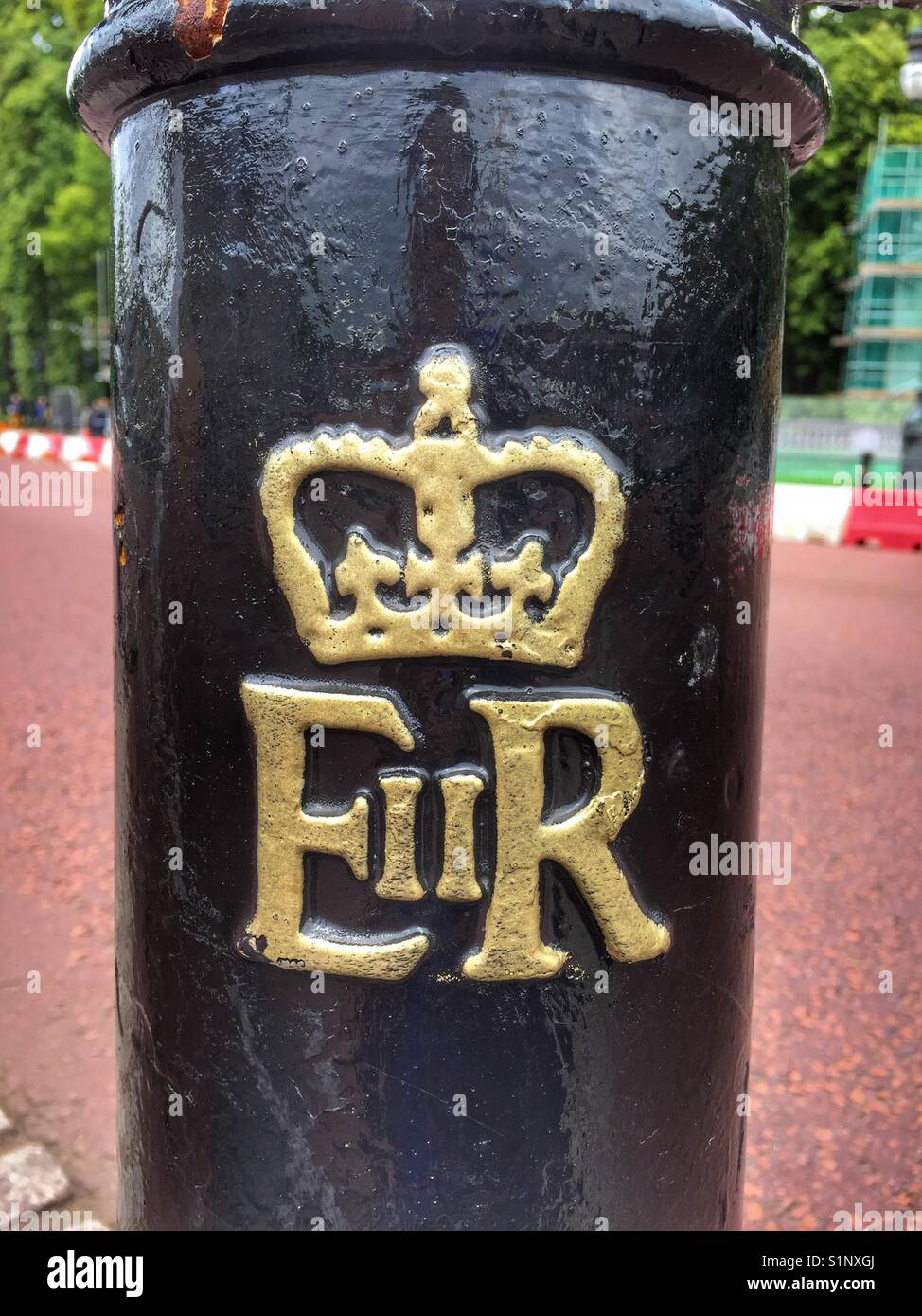 Royal Crest su un bollard fuori Buckingham Palace di Londra - Inghilterra - Immagine stock catturata con smartphone