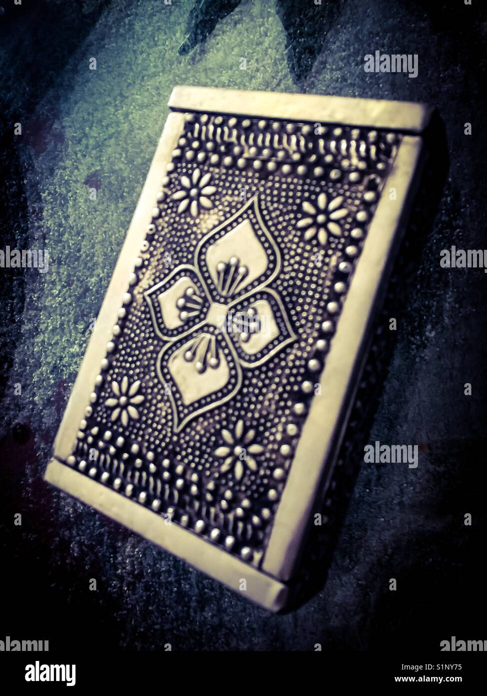 Goffrati, silver box per giocare a carte - Immagine stock catturata con smartphone