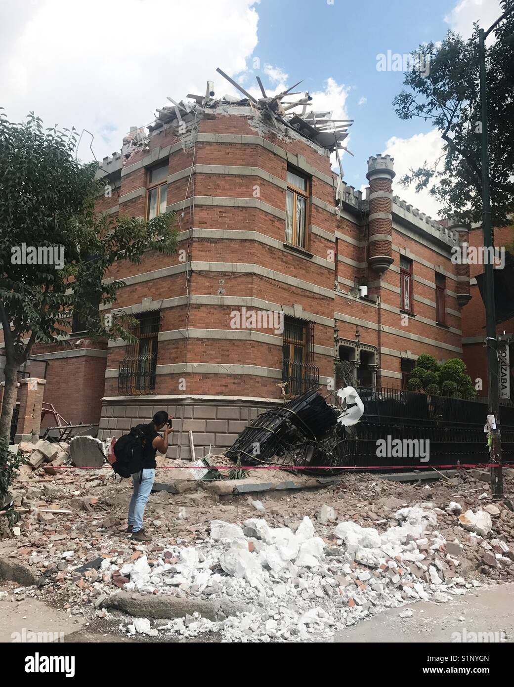 Un fotografo prende le immagini di un edificio danneggiato dopo un terremoto nella Colonia Roma, Città del Messico, Messico Foto Stock