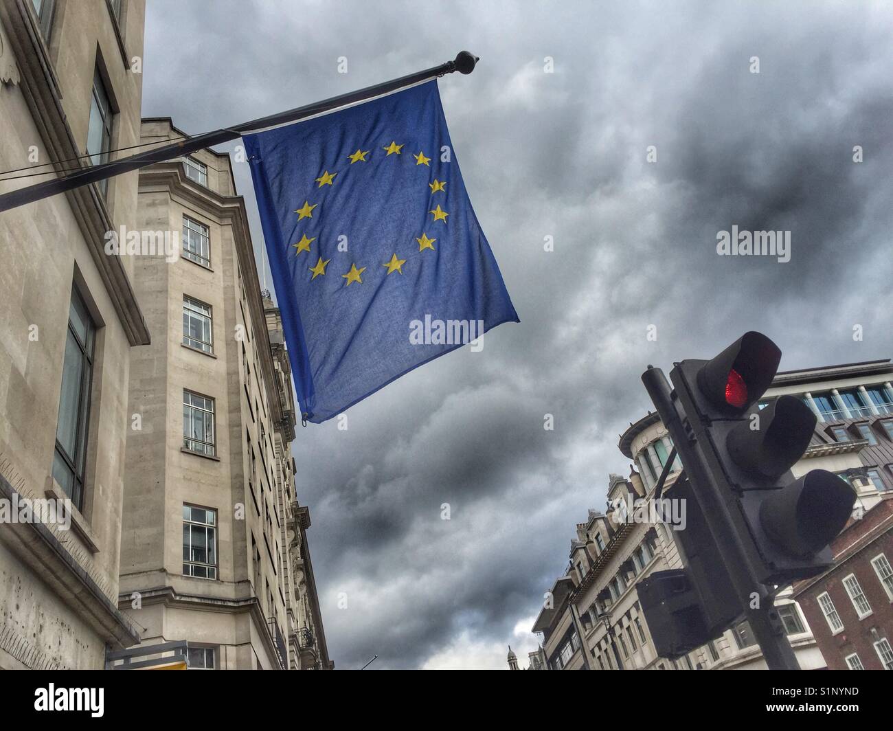 L'Unione europea sventola e un semaforo mostra una luce rossa a Londra in Inghilterra - Immagine stock catturata con smartphone