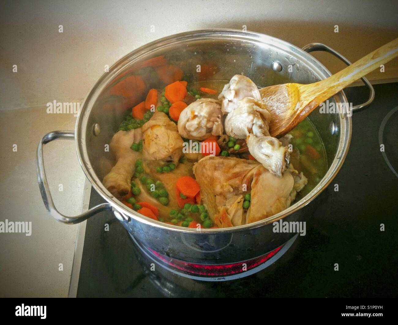La cottura del pollo. Foto Stock