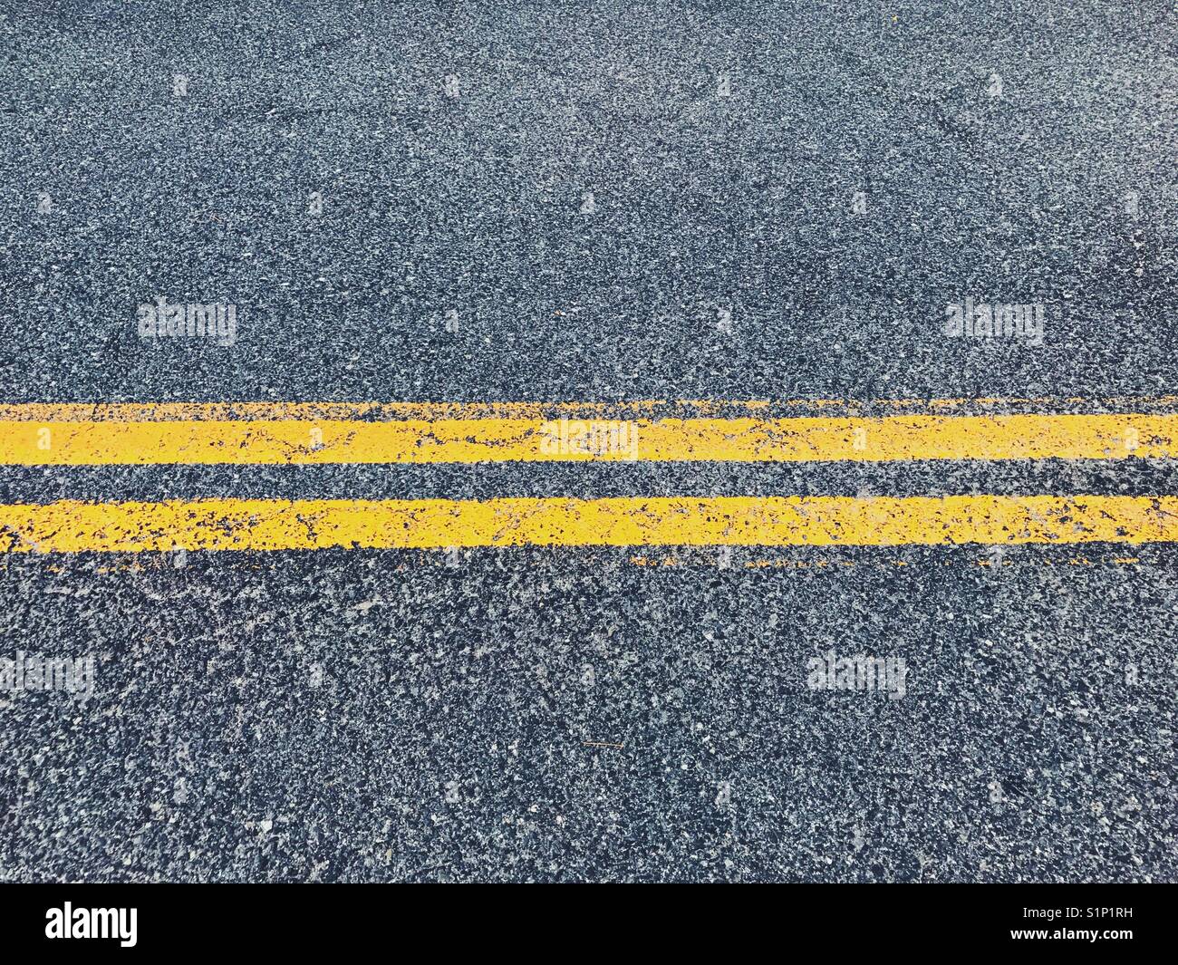 Le linee gialle su una strada nel New Jersey, USA. Foto Stock