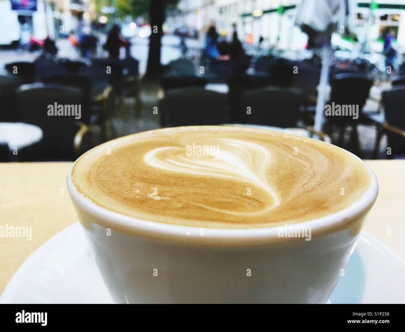 Vista fuori dal mercato Marheineke davanti a un caffè, Berlino, Germania - Immagine stock catturata con smartphone