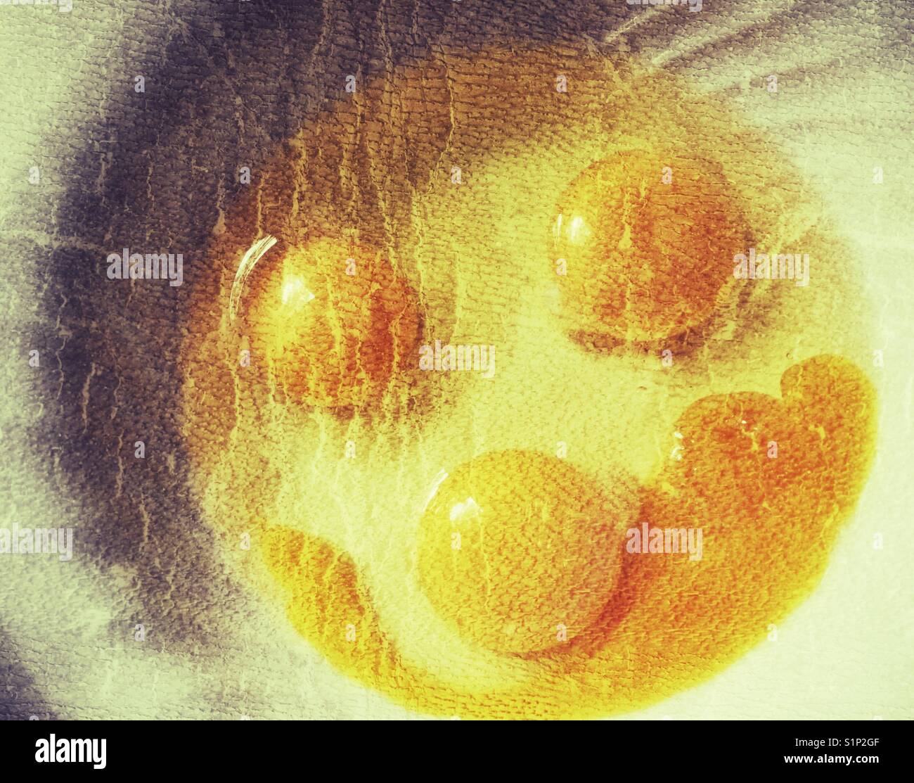 Di colore giallo brillante uova incrinate in una ciotola formano un sorriso. Foto Stock
