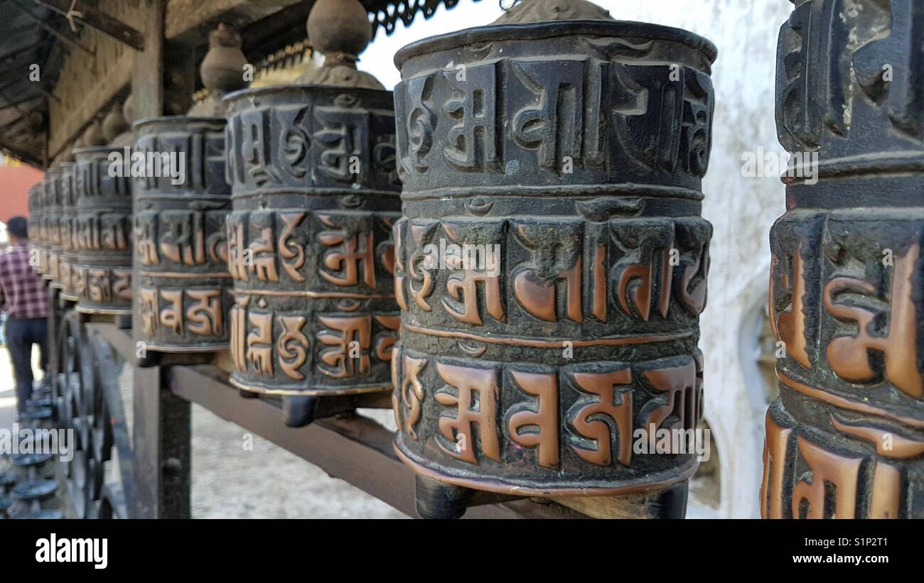 Ruote della preghiera in uno stupa in Nepal Foto Stock