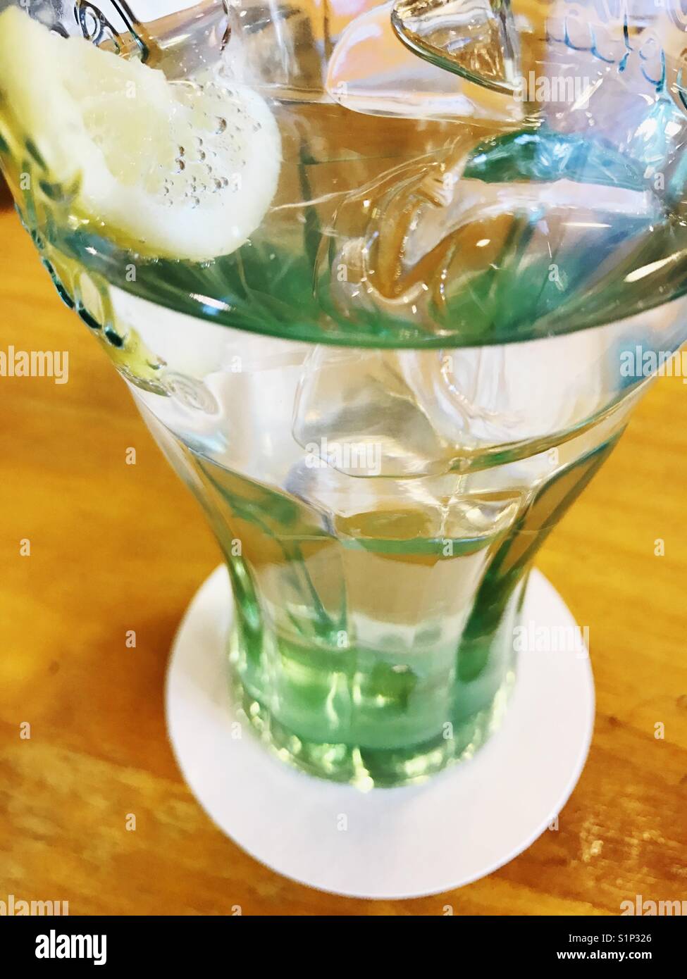 Bicchiere di acqua frizzante. Chiudere la vista. Foto Stock