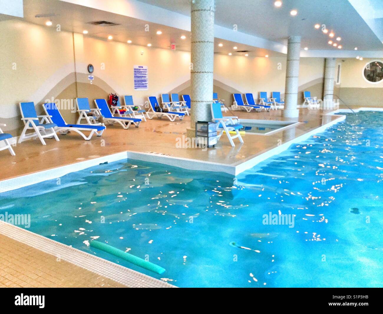 Una luminosa piscina coperta. Foto Stock