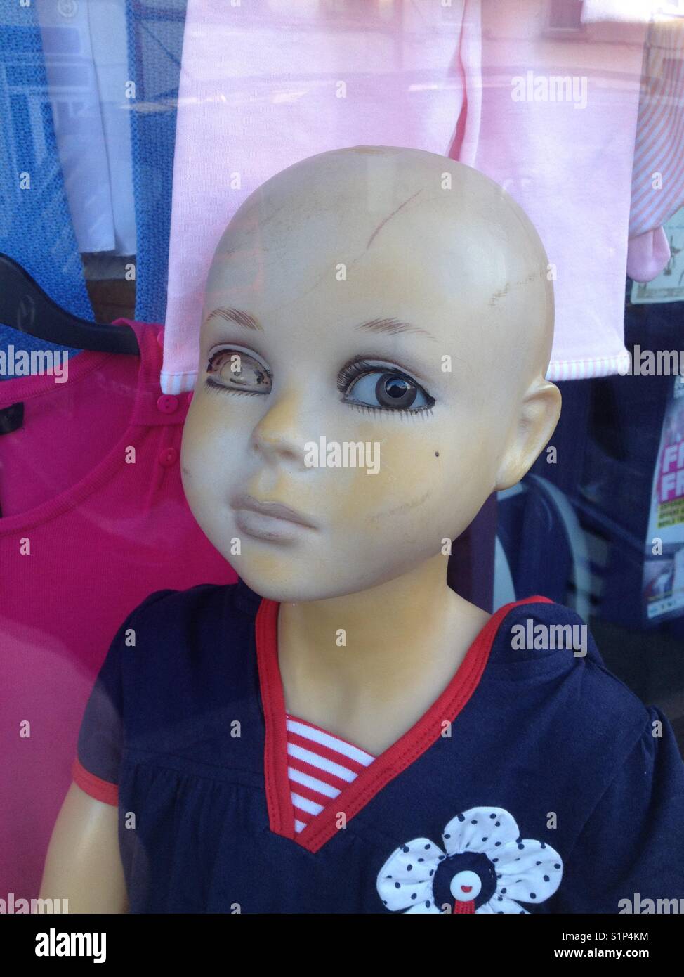 Creepy bambino manichino in vetrina Foto Stock