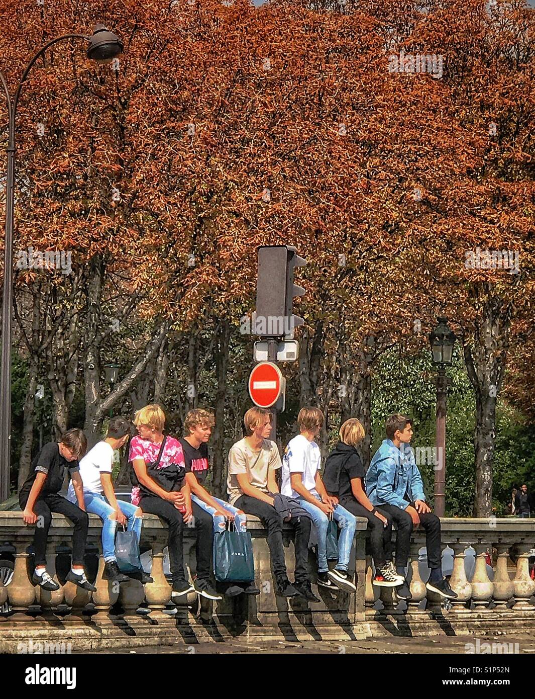 Un gruppo di ragazzi adolescenti appendere fuori insieme. Foto Stock