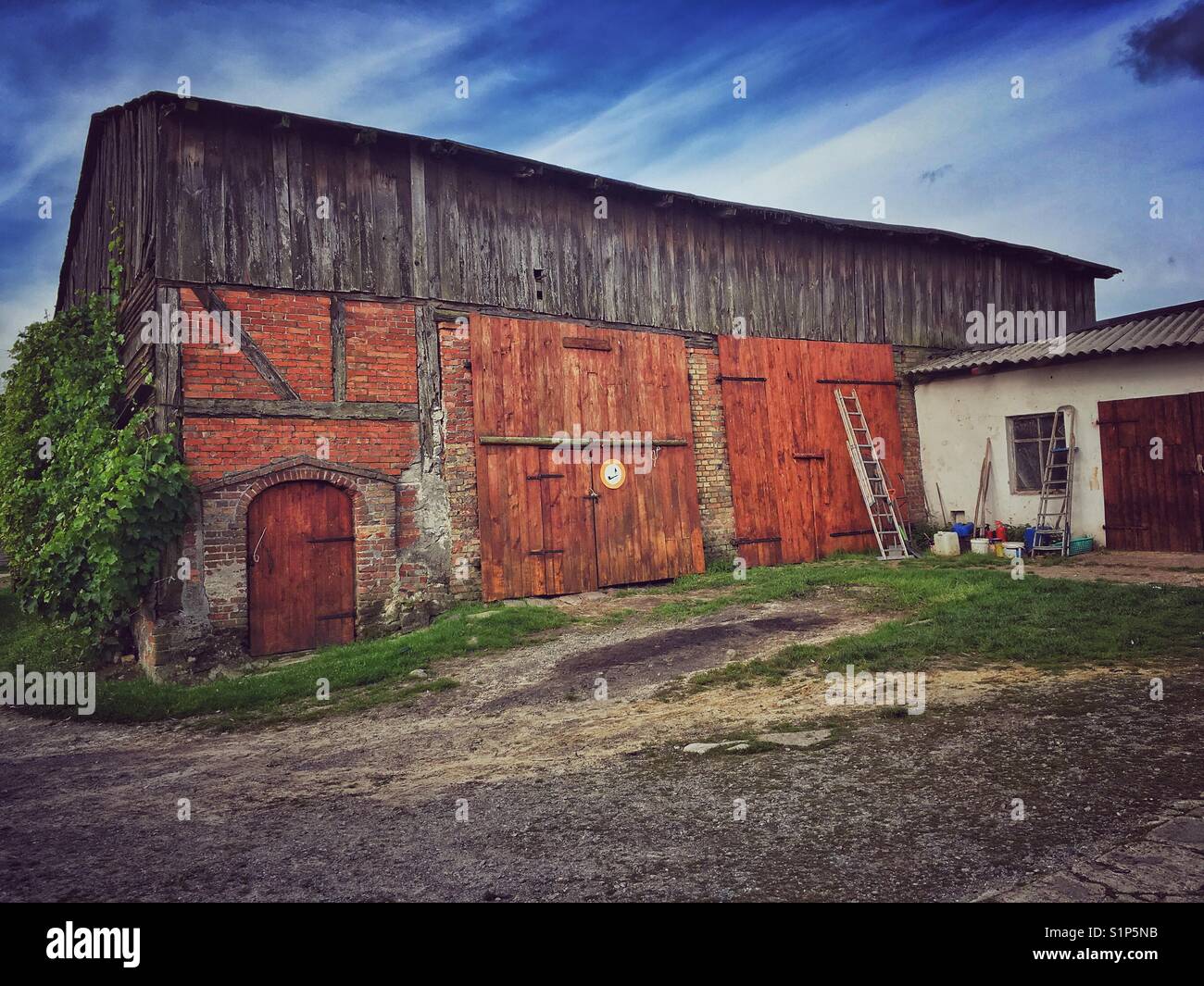 Il vecchio fienile in un piccolo villaggio di West Pomerania Voivodato in Polonia Foto Stock