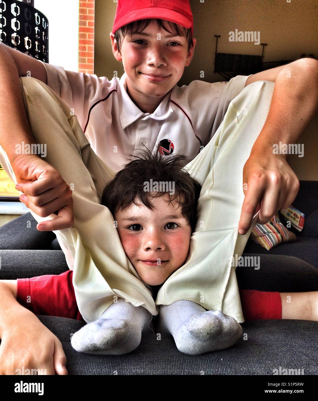 Due ragazzi ingannare circa Foto Stock
