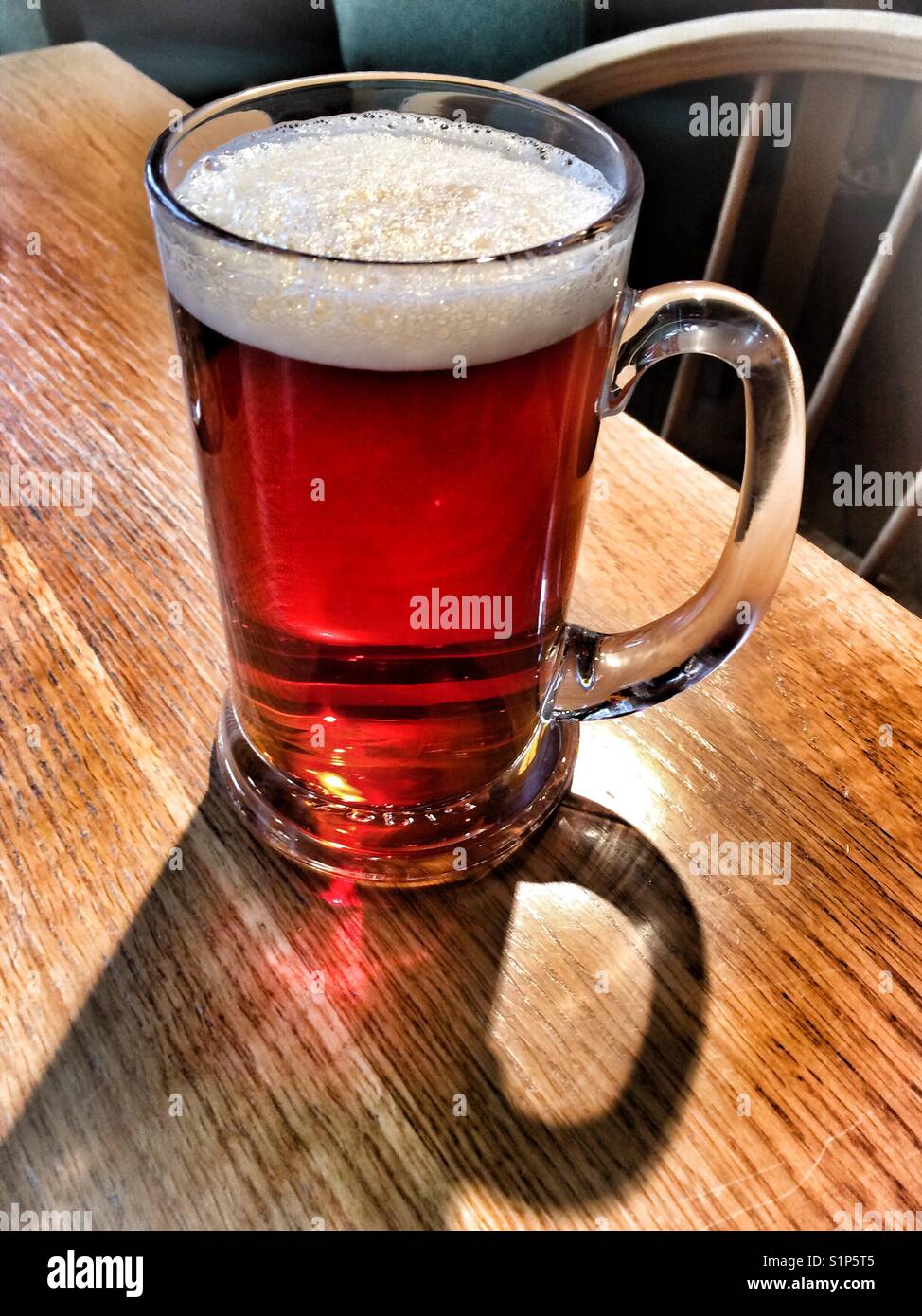 La pinta di birra sulla tabella pub Foto Stock