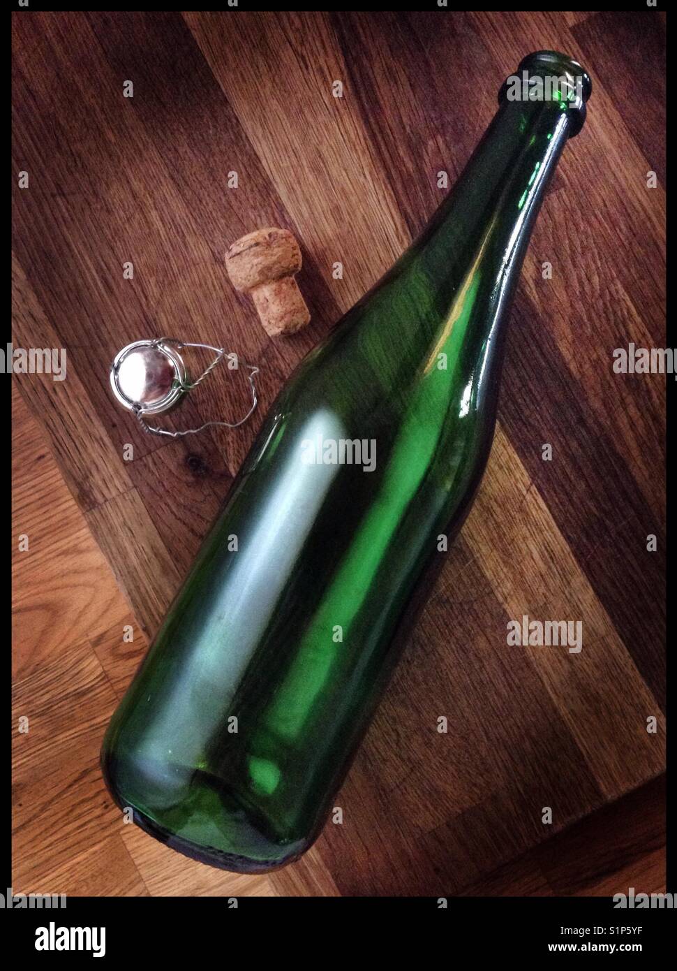 Ex-bottiglia di sidro con il sughero e la gabbietta, Catalogna, Spagna. - Immagine stock catturata con smartphone