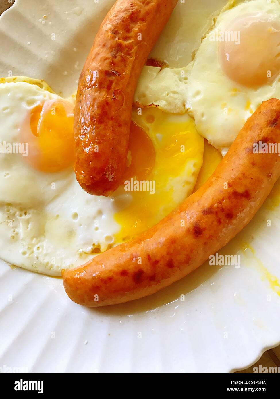 Uova fritte e salsicce prima colazione Foto Stock