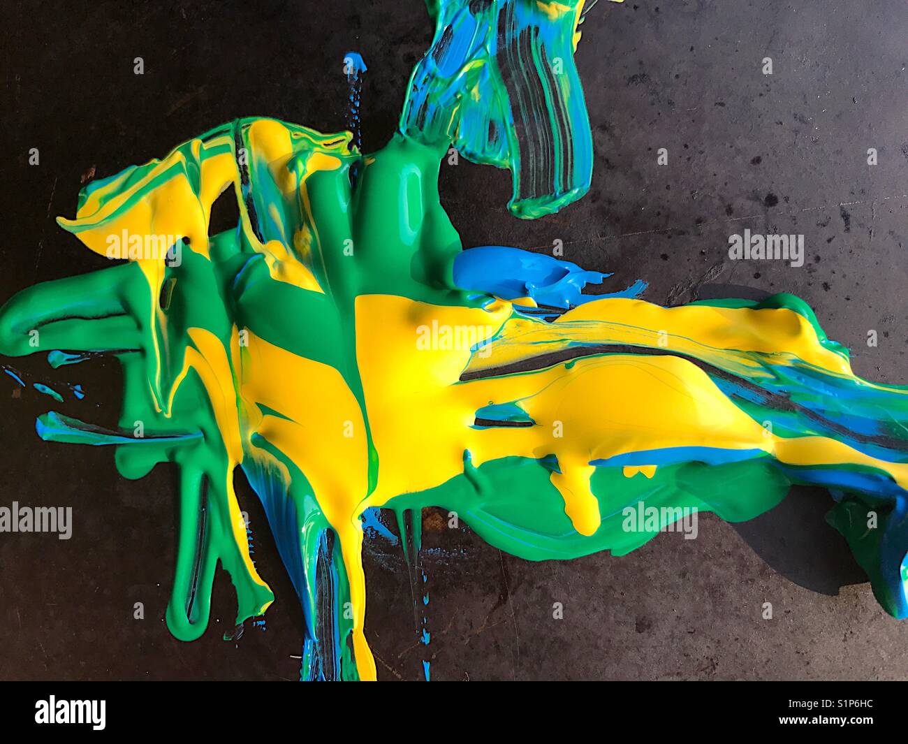 Il giallo, il verde e il blu vernice - Immagine stock catturata con smartphone