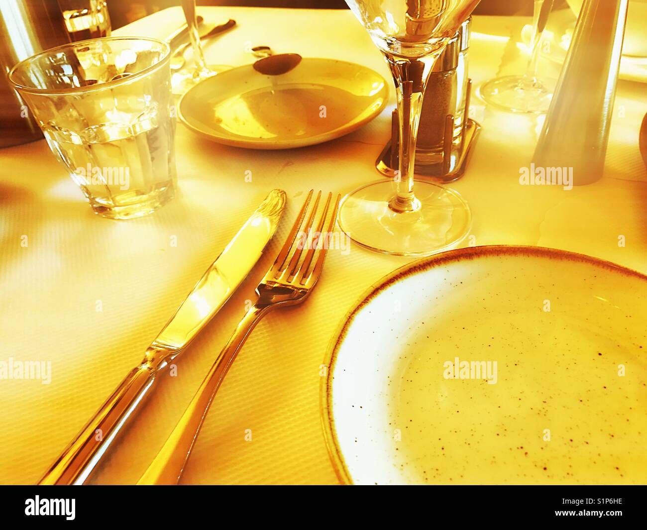 Ristorante Impostazione tabella - Immagine stock catturata con smartphone