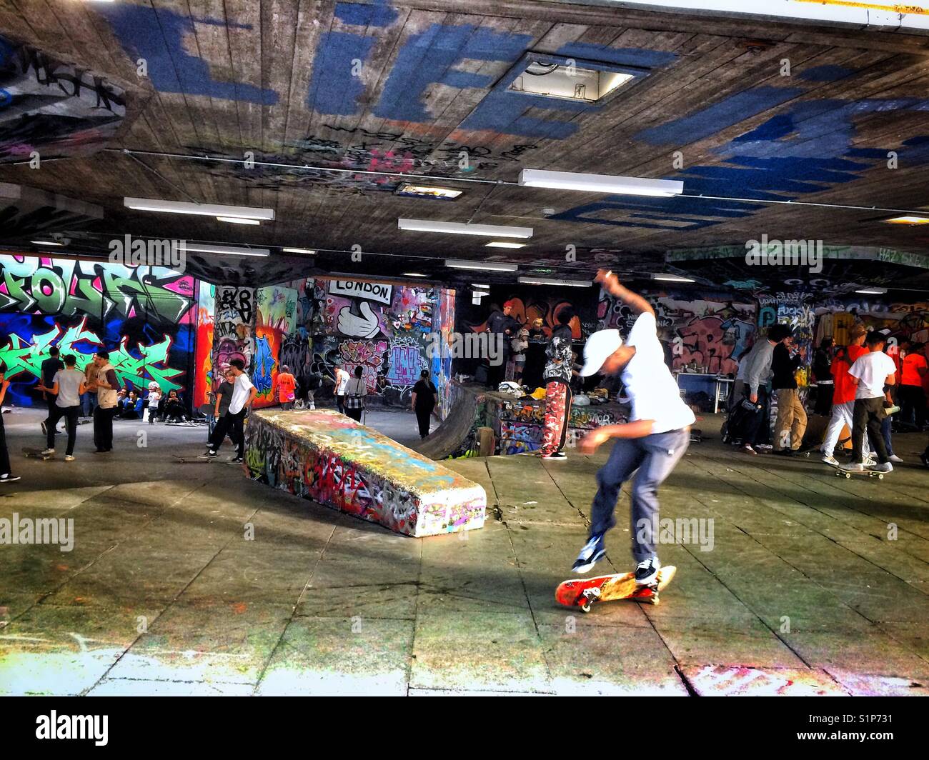 Skateboarders al undercroft del Royal Festival Hall a South Bank di Londra, Inghilterra. Foto Stock