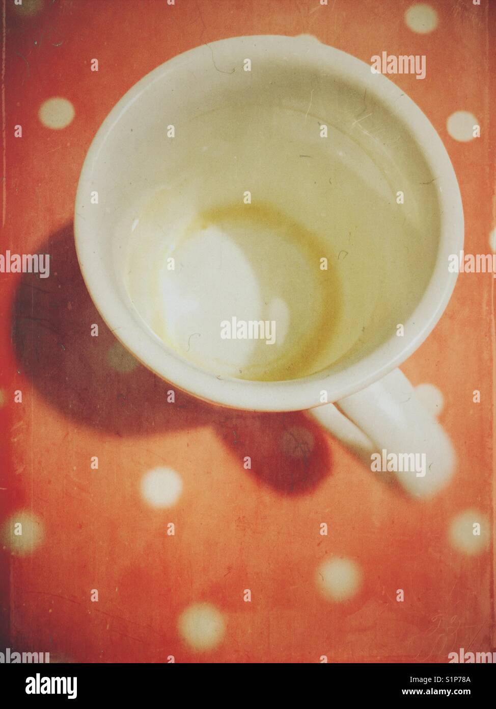 Svuotare la tazza di caffè sulla tovaglia rossa con puntini bianchi Foto Stock