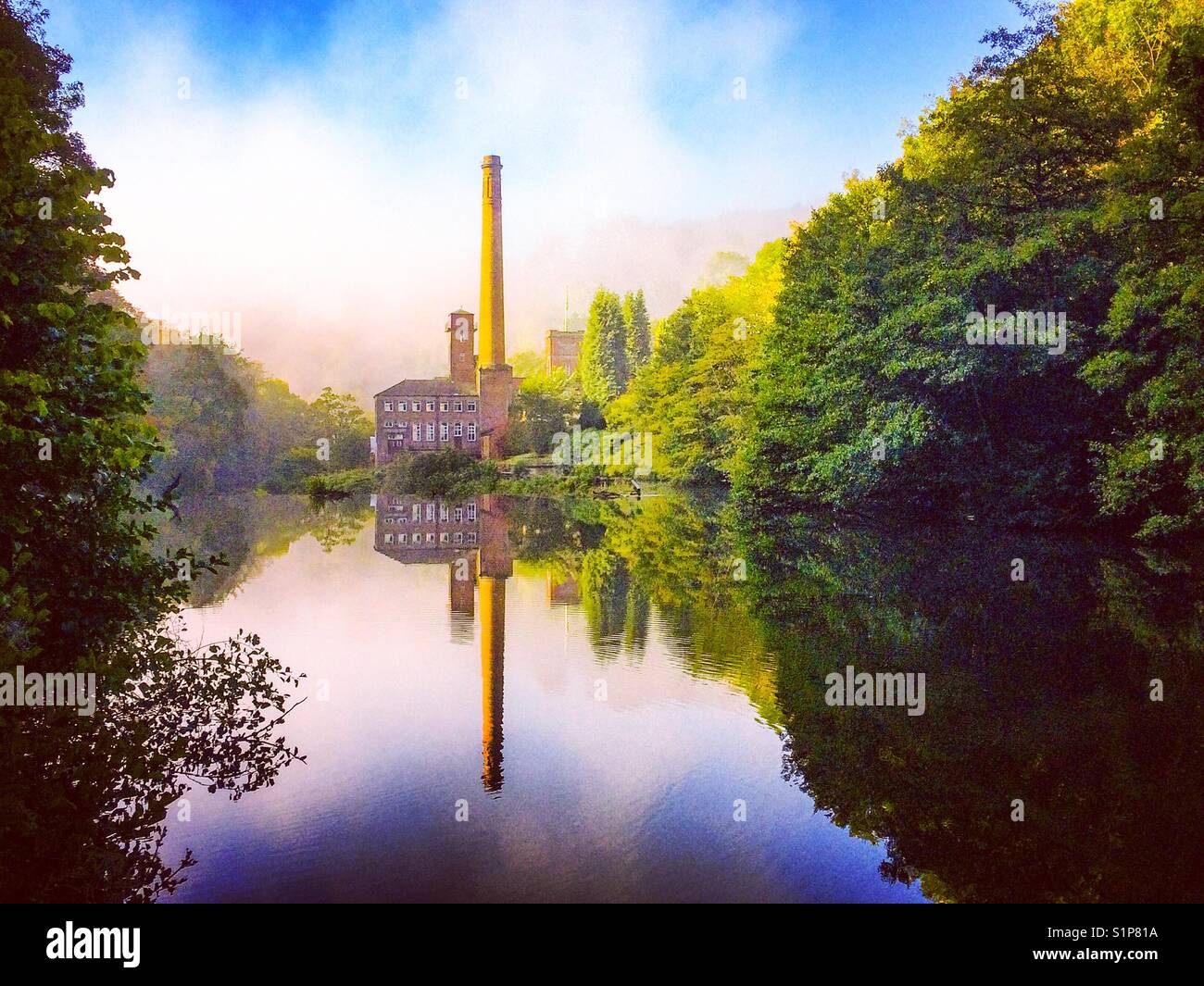 Masson Mill si riflette nel fiume Derwent in Matlock Bath, Derbyshire Peak District UK Foto Stock