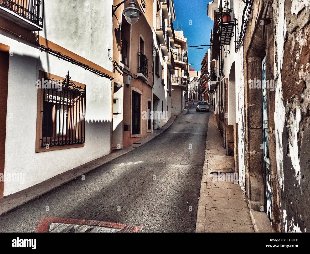 Strada stretta nella Città Vecchia, Javea, Provincia di Alicante, Spagna - Immagine stock catturata con smartphone