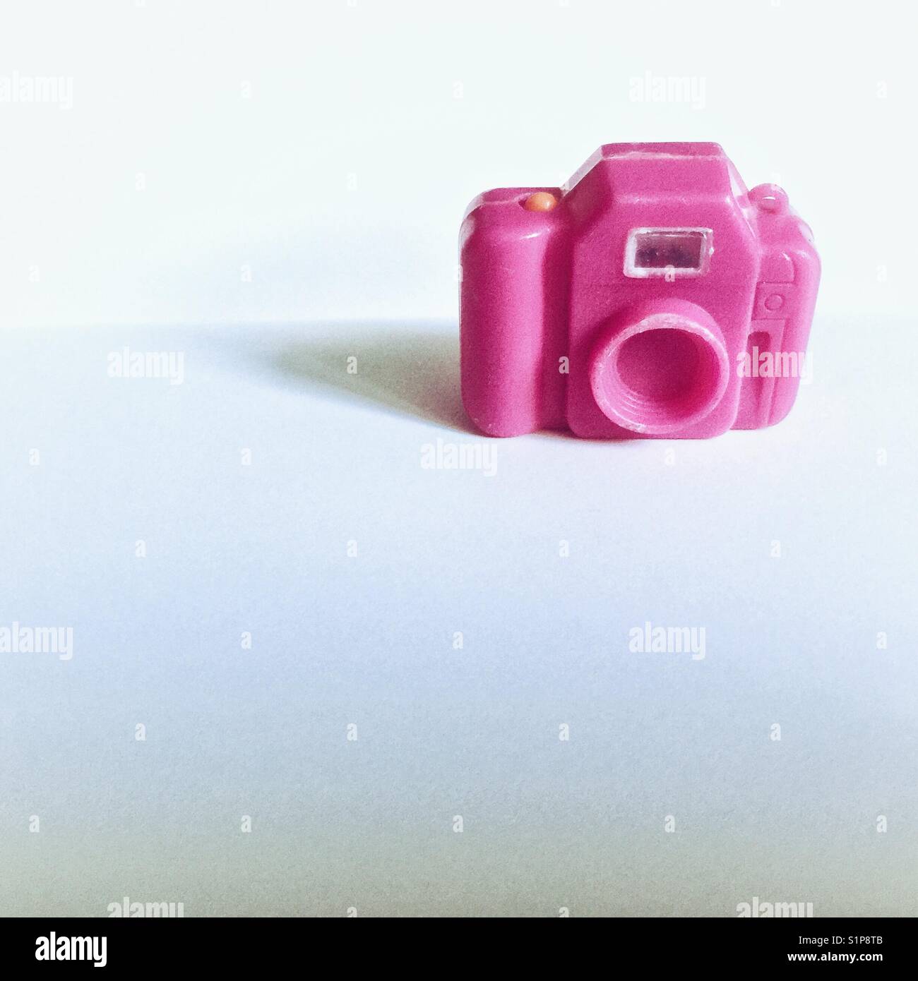 Giocattolo di plastica rosa fotocamera su sfondo bianco Foto Stock