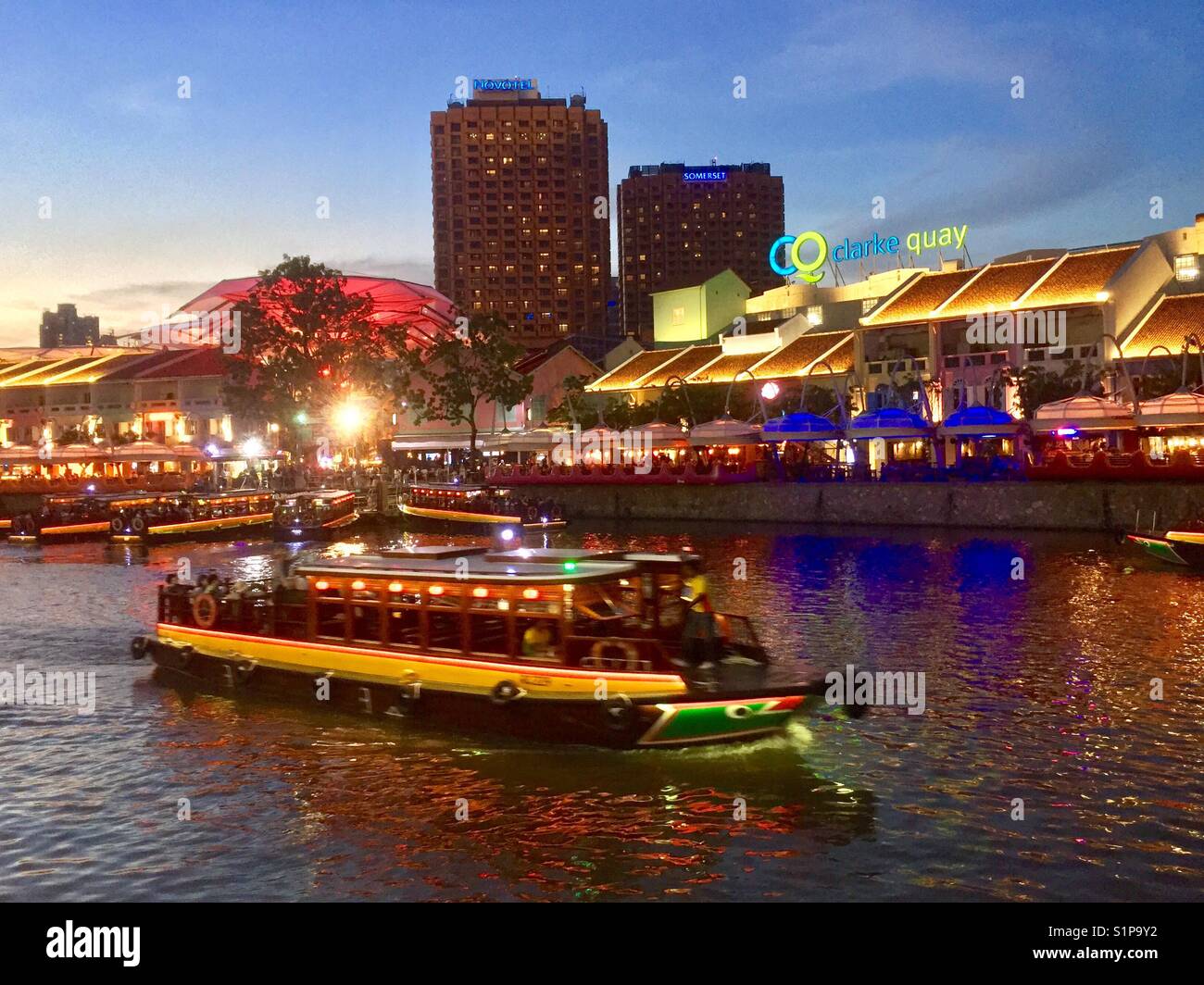 Il Clarke Quay, Singapore al crepuscolo Foto Stock