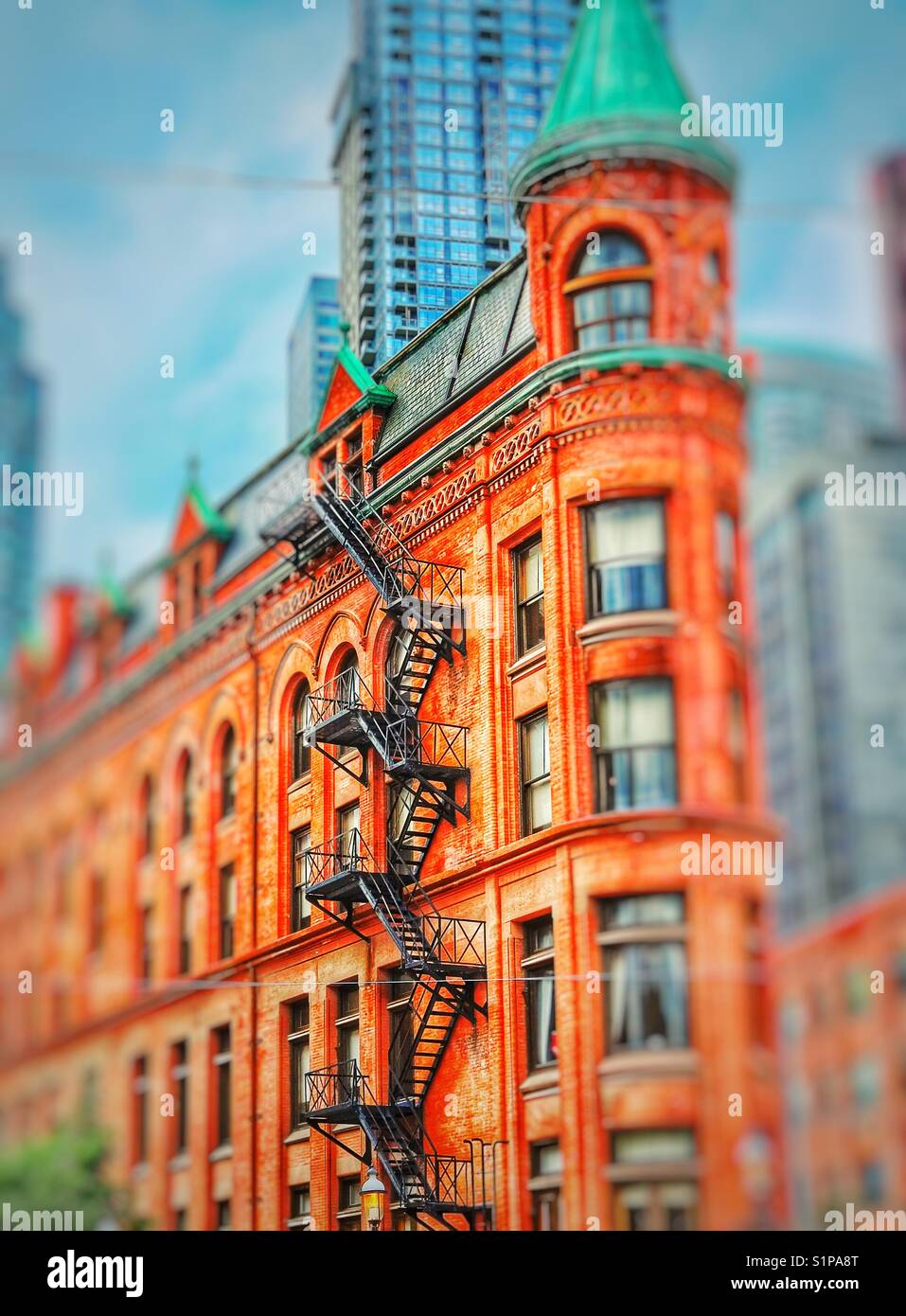 Incendio esterno fuga, Gooderham Flatiron Building (1892), il quartiere finanziario di Toronto, Ontario, Canada Foto Stock