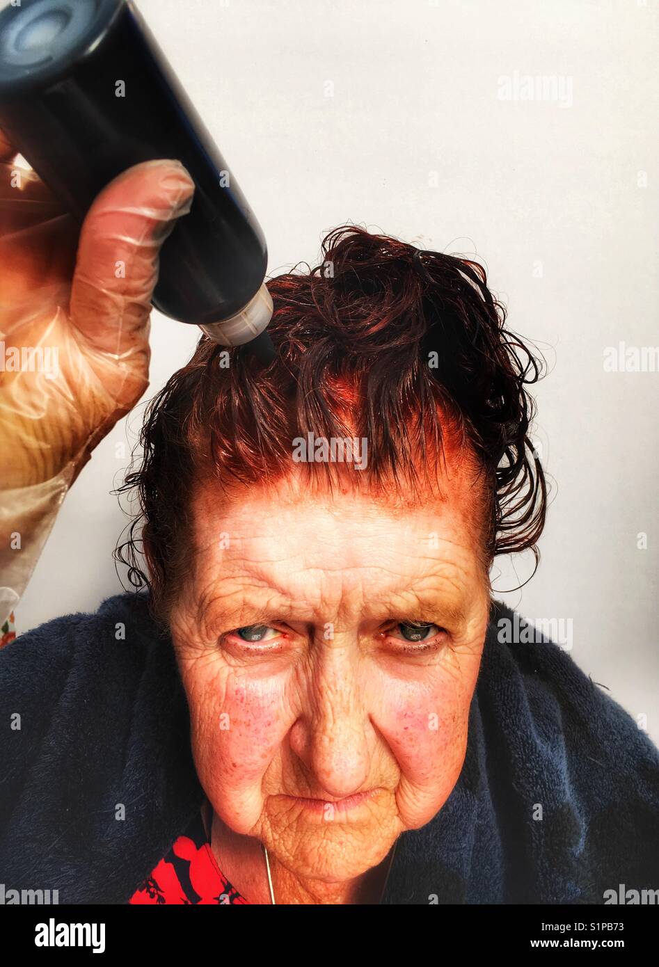 La vecchiaia titolare di pensione o di rendita di morire il proprio capelli Foto Stock