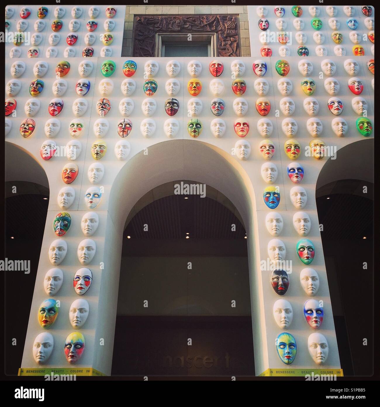 Facce. La Rinascente, Milano, Italia - Immagine stock catturata con smartphone