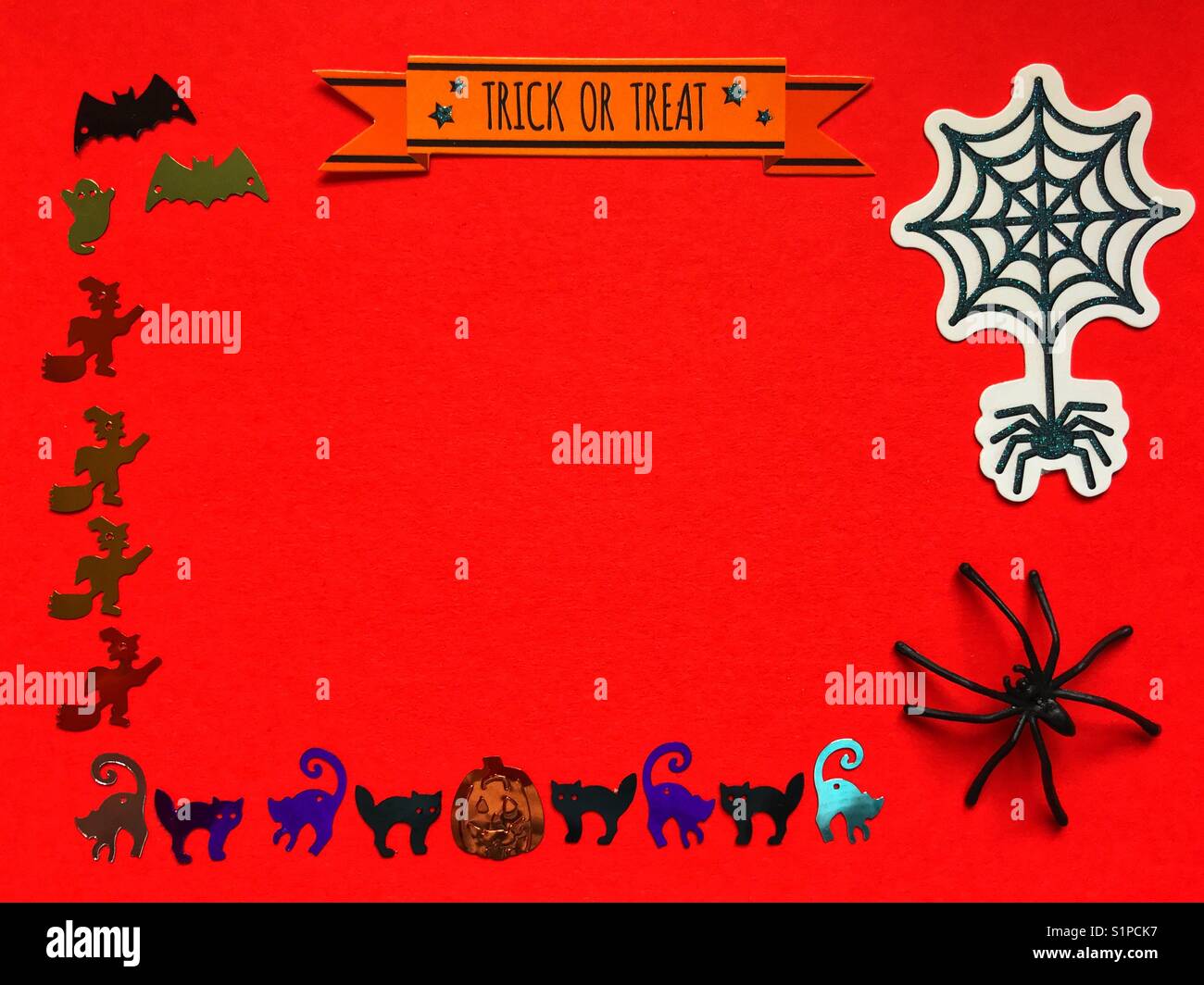 A tema Halloween collage. Dolcetto o scherzetto. Gatti, pipistrelli, fantasmi, zucche, spider, e streghe. - Immagine stock catturata con smartphone