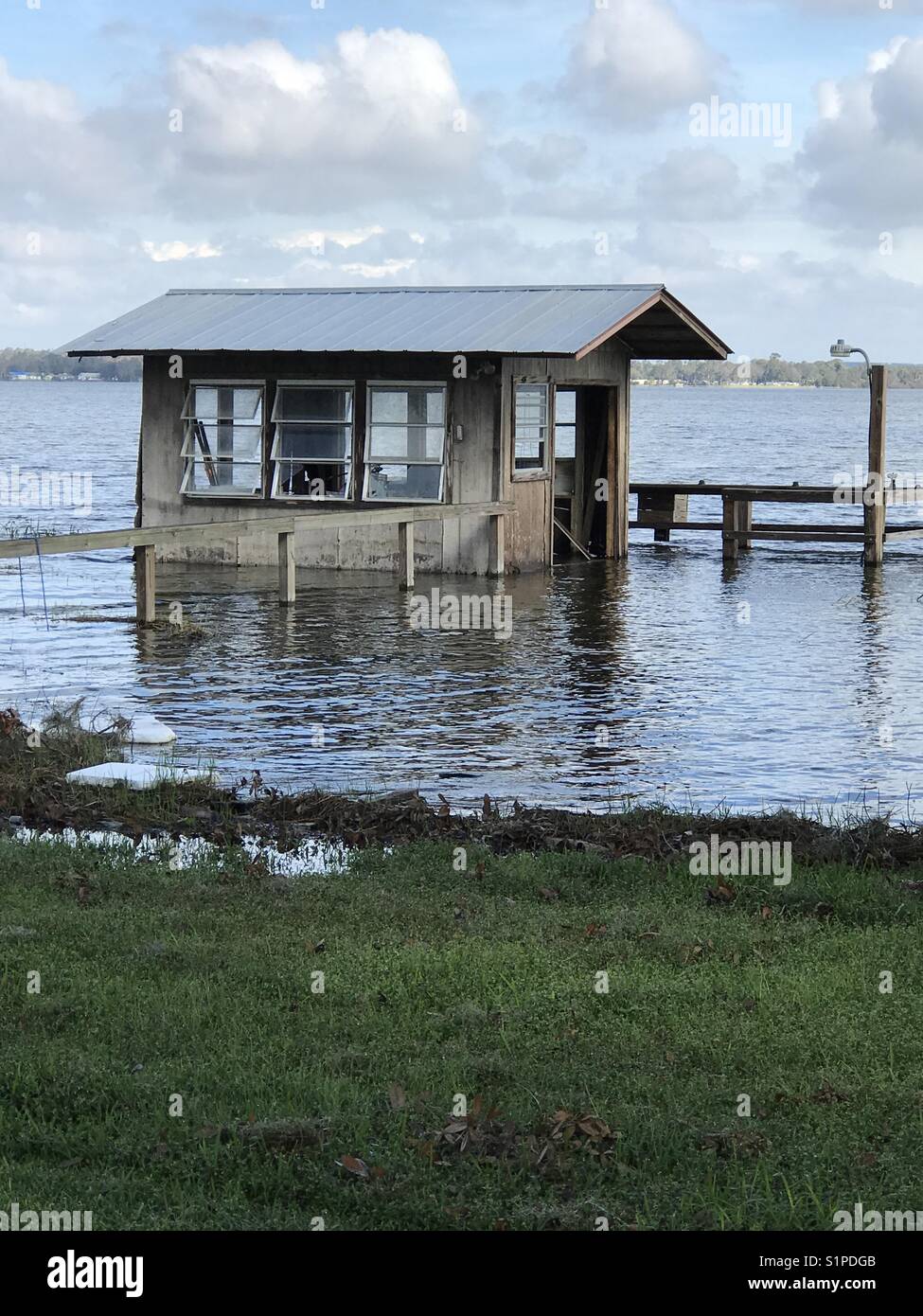Danni alle proprietà dell'uragano Irma in Frostproof, FL - Immagine stock catturata con smartphone