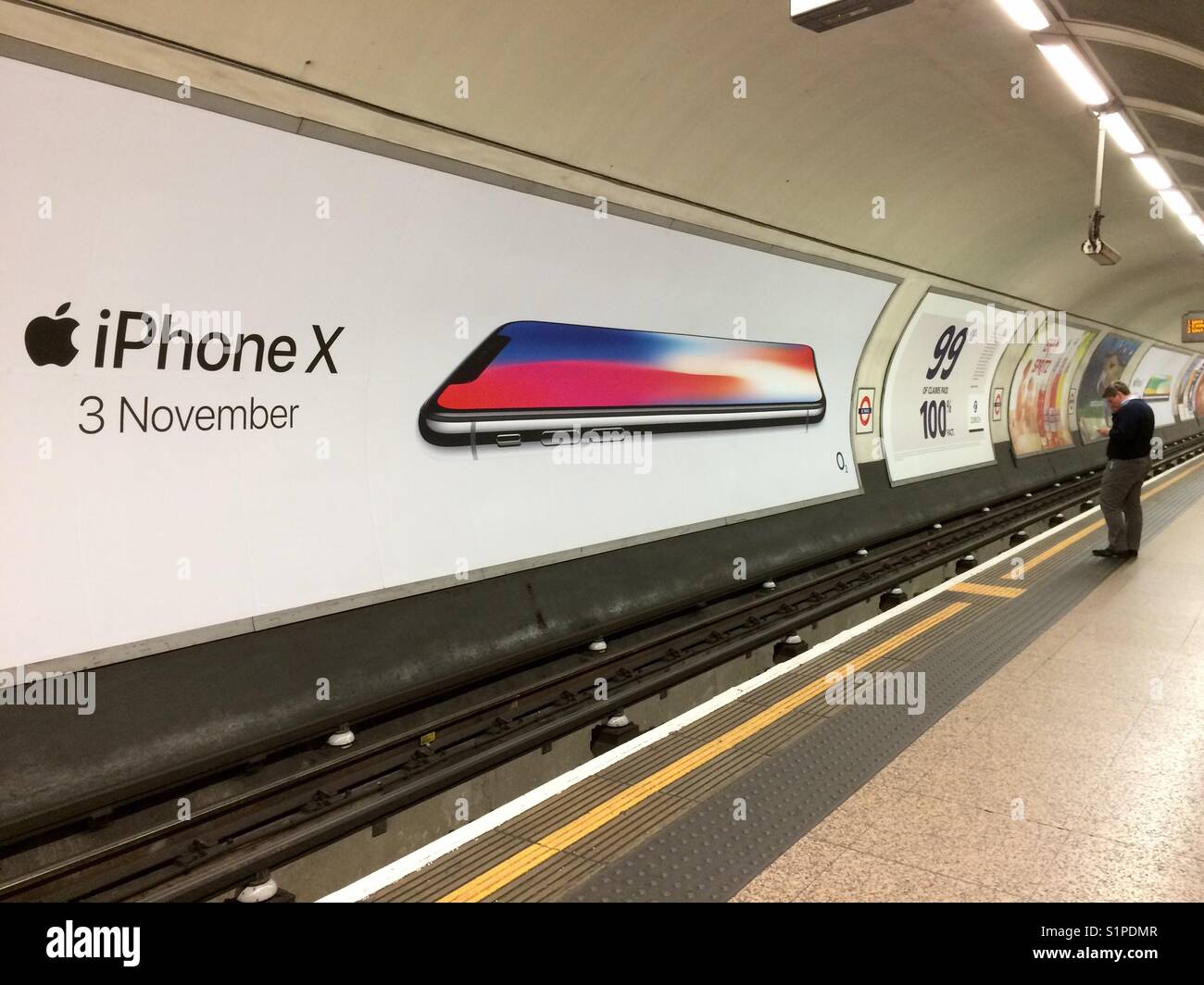 IPhone X poster pubblicitario sulla metropolitana di Londra, Ottobre 2017 Foto Stock