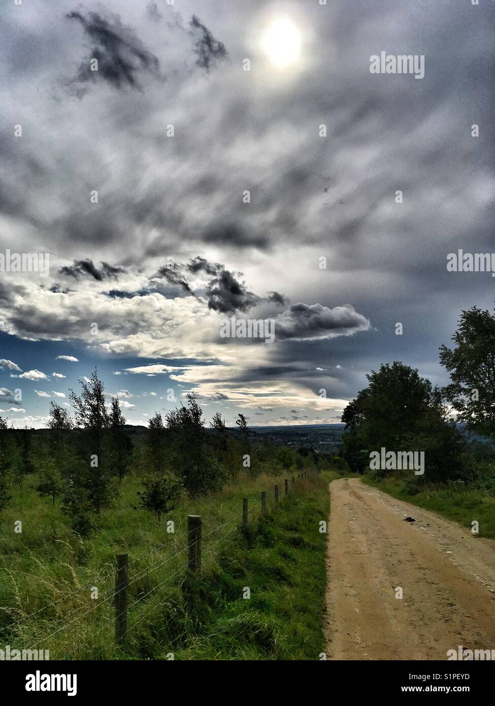 Meteo parte anteriore sopra un West Yorkshire Bridleway - Immagine stock catturata con smartphone