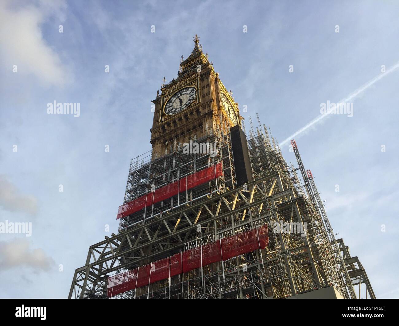 Ponteggio è visibile alla base della torre di Elizabeth, Big Ben, durante i lavori di restauro va avanti presso le Case del Parlamento europeo a Londra Inghilterra Foto Stock