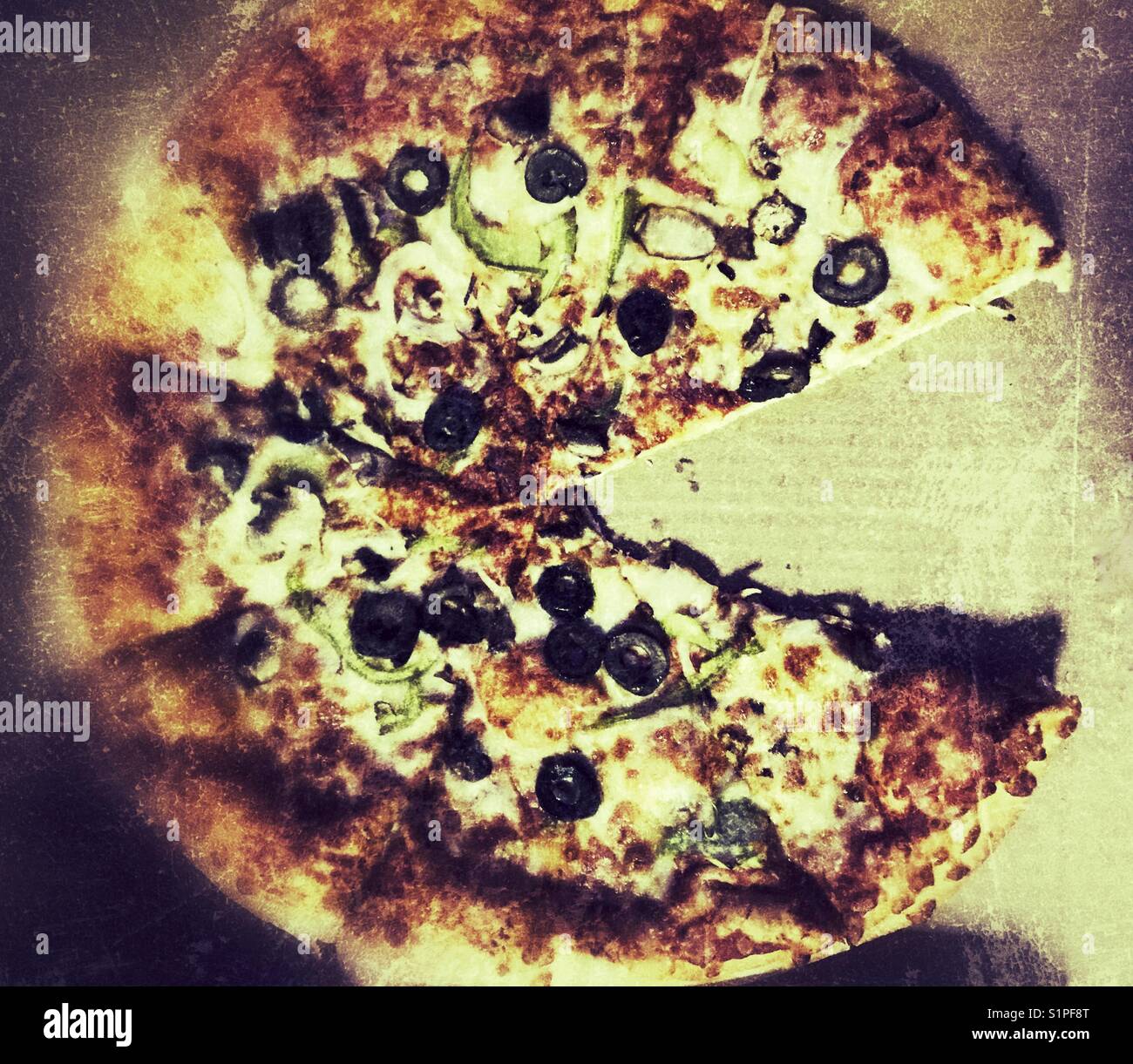 Pizza vegetariana manca uno slice - Immagine stock catturata con smartphone Pizza vegetariana manca uno slice - Immagine stock catturata con smartphone