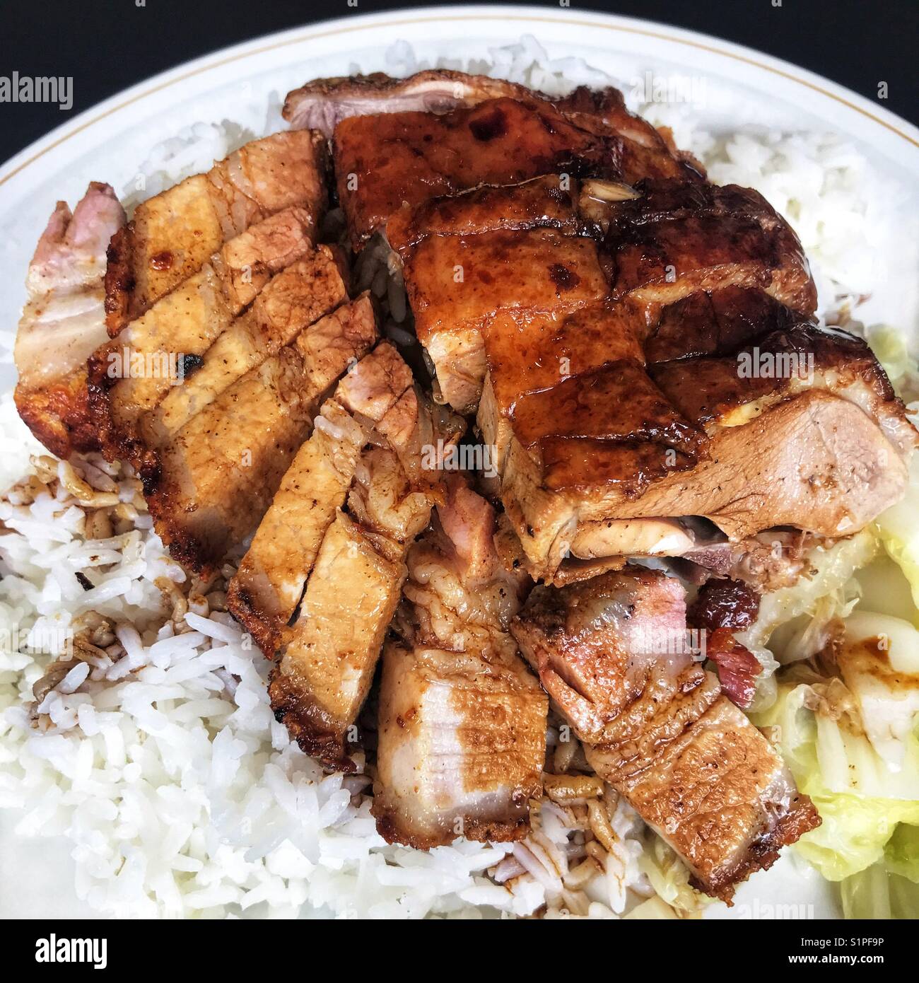 Anatra arrosto cantonese e riso croccante con pancia di maiale Foto Stock