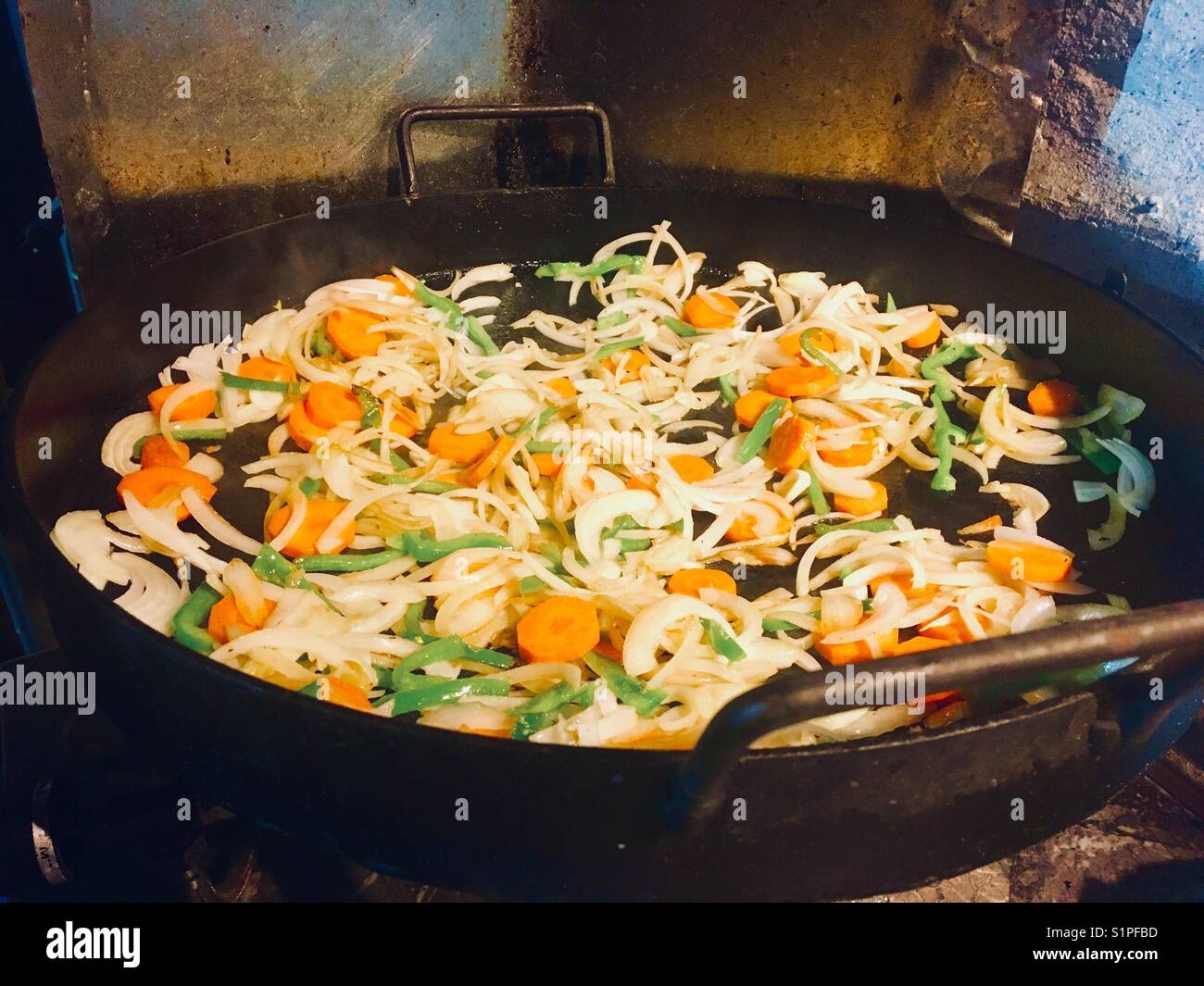 Cuocere le verdure su un disco dell'aratro - Immagine stock catturata con smartphone