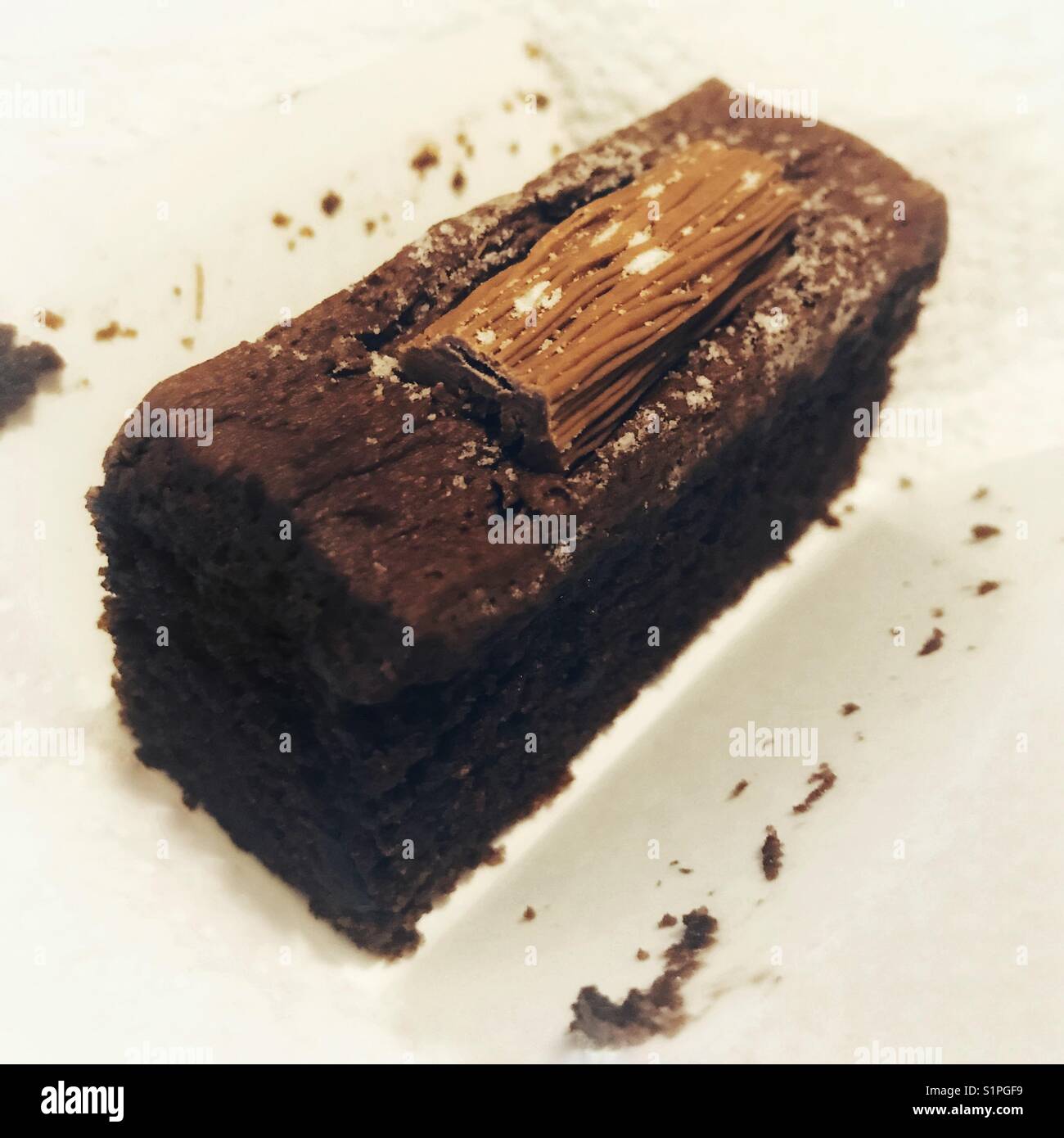 Una fetta di torta al cioccolato - Immagine stock catturata con smartphone
