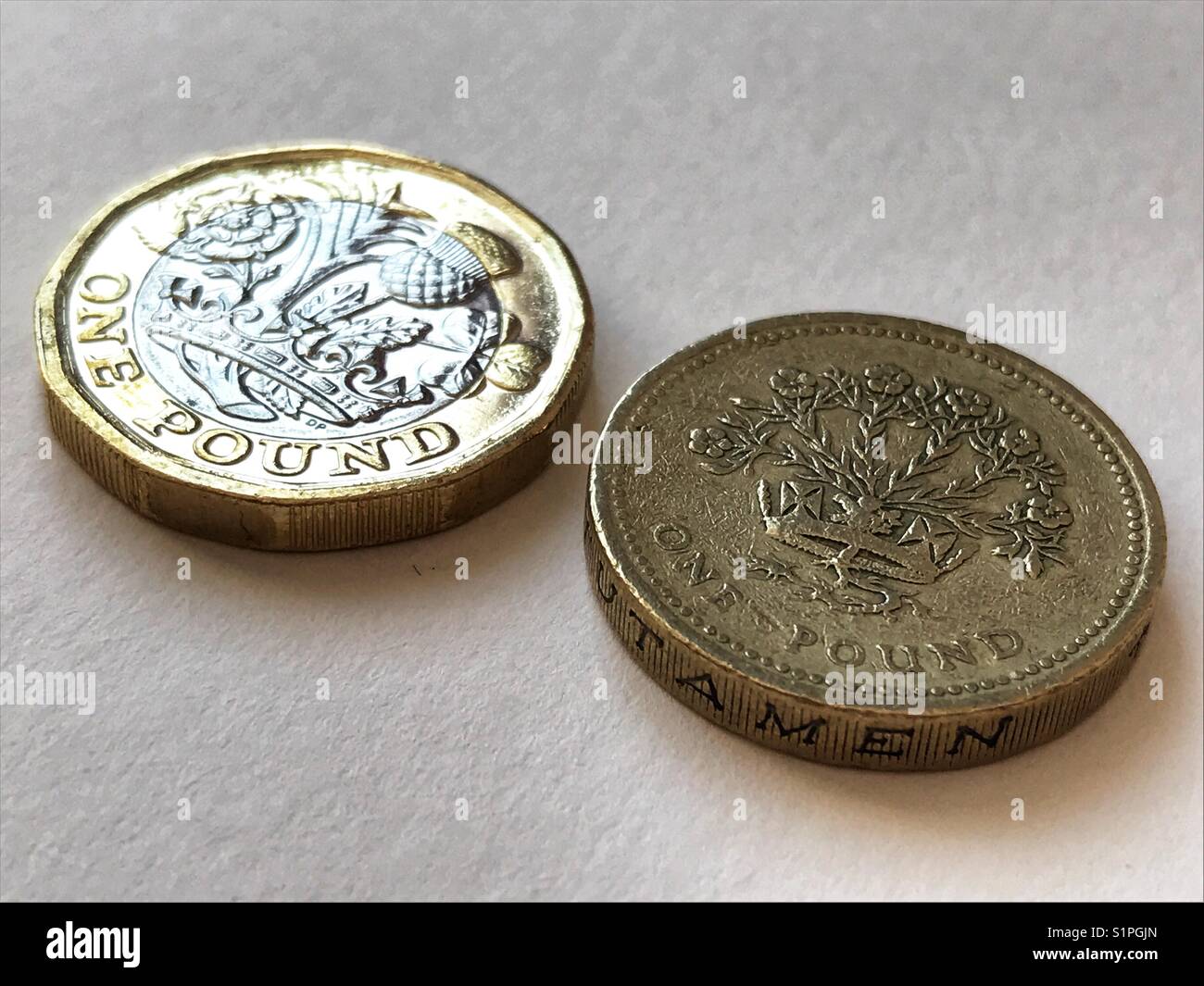 Valuta, £ monete. Il vecchio e il nuovo. La vecchia moneta rotondo è fuori di circolazione il 15 ottobre 2017. - Immagine stock catturata con smartphone