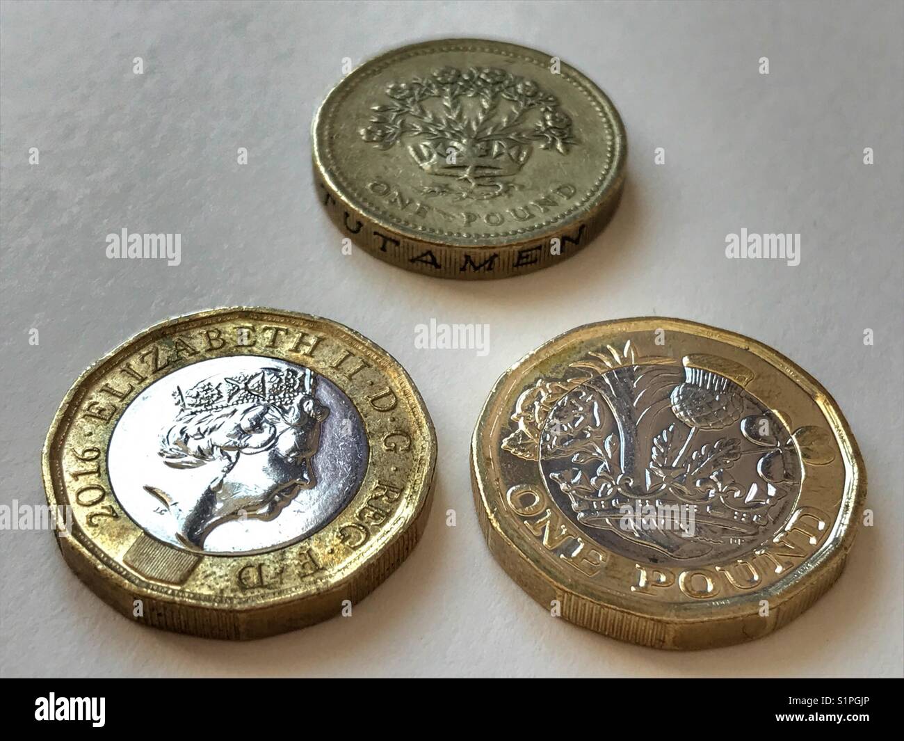 Valuta, £ monete. Il vecchio e il nuovo. La vecchia moneta rotondo è fuori di circolazione il 15 ottobre 2017. - Immagine stock catturata con smartphone